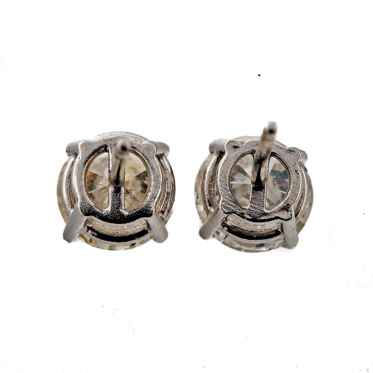 Diamond Basket Stud White Gold Earrings In Good Condition In Stamford, CT