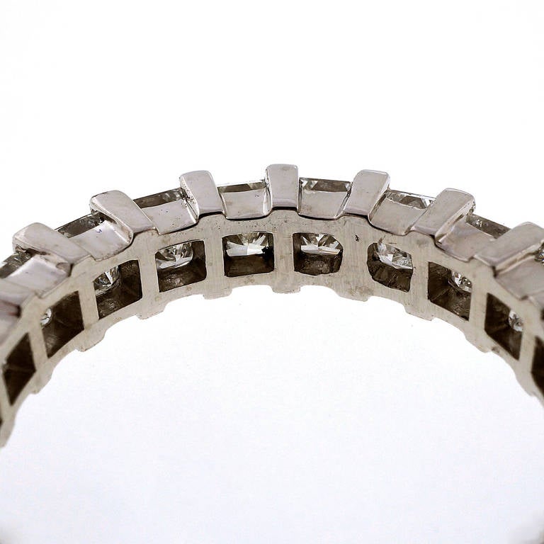 Eternity-Ring aus Platin mit Diamanten von Peter Suchy (Carréschliff) im Angebot