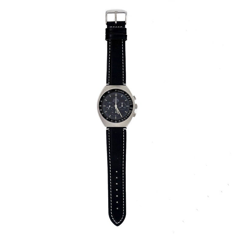 Omega Speedmaster Mark II Chronograph Armbanduhr aus Edelstahl, ca. 1960er Jahre. Ref 2750/67

Edelstahl
Länge: 45,65 mm
Breite: 41mm
Breite des Armbands am Gehäuse: 22 mm
Gehäusedicke: 14,36mm
Kristall: Saphir
Zifferblatt: