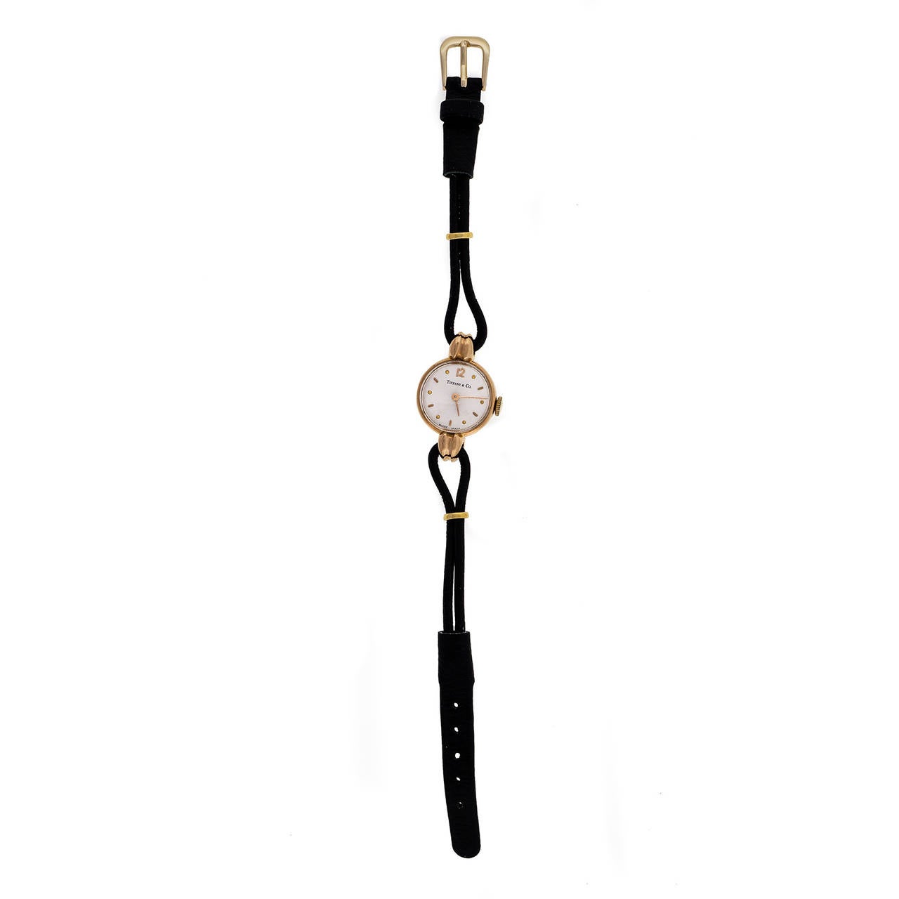 Montre-bracelet universelle pour dame en or rose, repiquée par Tiffany & Co, vers les années 1940

or rose 18k
Longueur : 31,4 mm
Largeur : 19,4 mm
Épaisseur du boîtier : 8 mm
Cadran : Argenté avec index en or
Boîtier intérieur : Universel