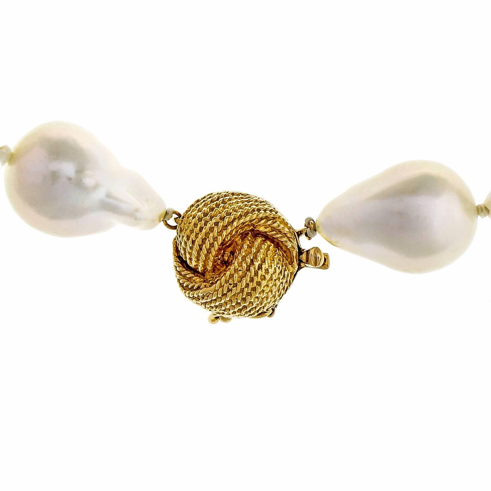 Peter Suchy Chinese Freshwater Baroque Pearl Gold Necklace In Good Condition In Stamford, CT