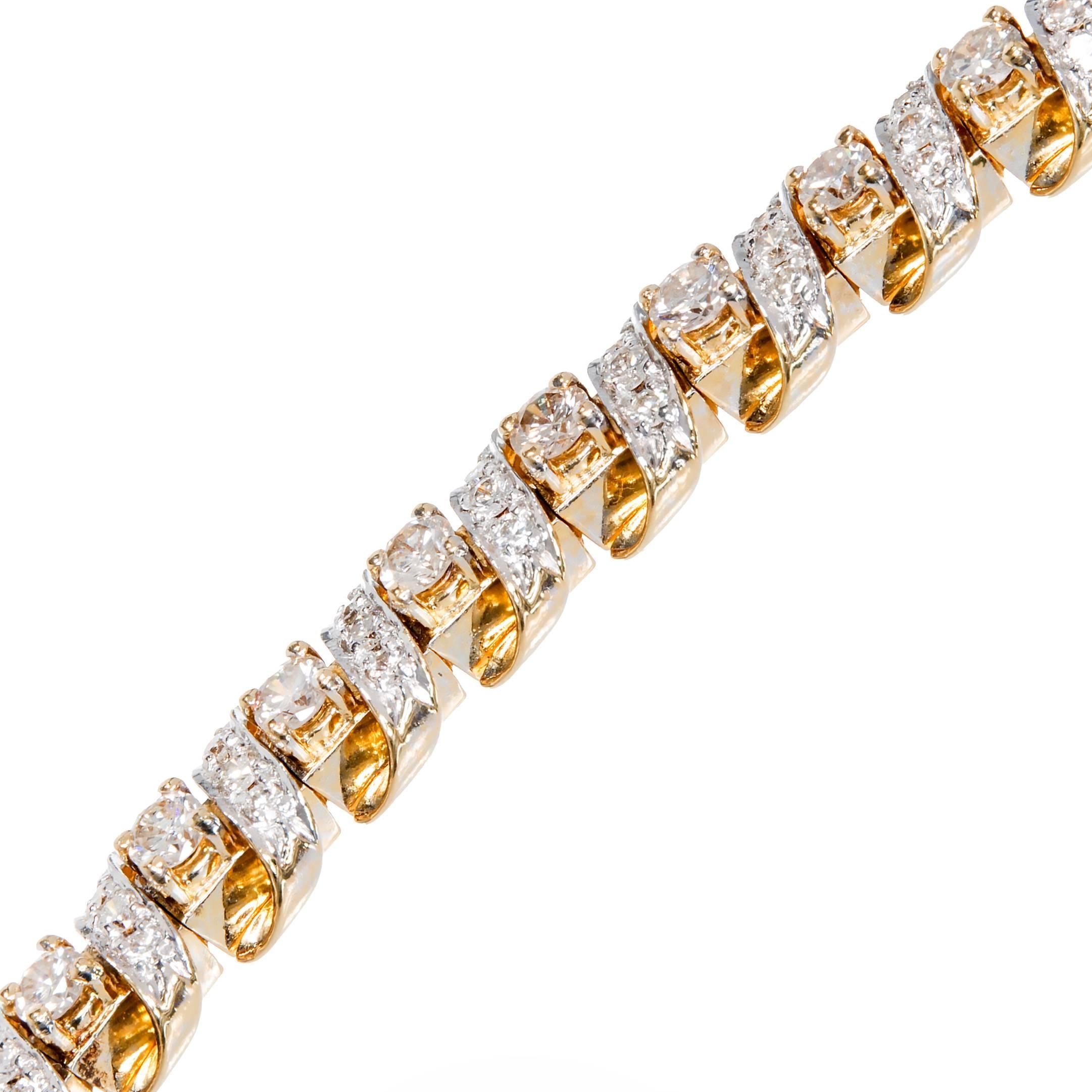 18k Gelbgold massiv schweres Swirl Link Diamantarmband Der Verschluss ist versteckt.  Eine Sicherung an der Unterseite sorgt für zusätzliche Sicherheit.  Die Spitzen der Wirbel:: in denen die Diamanten gefasst sind:: sind aus Weißgold. 

28 runde