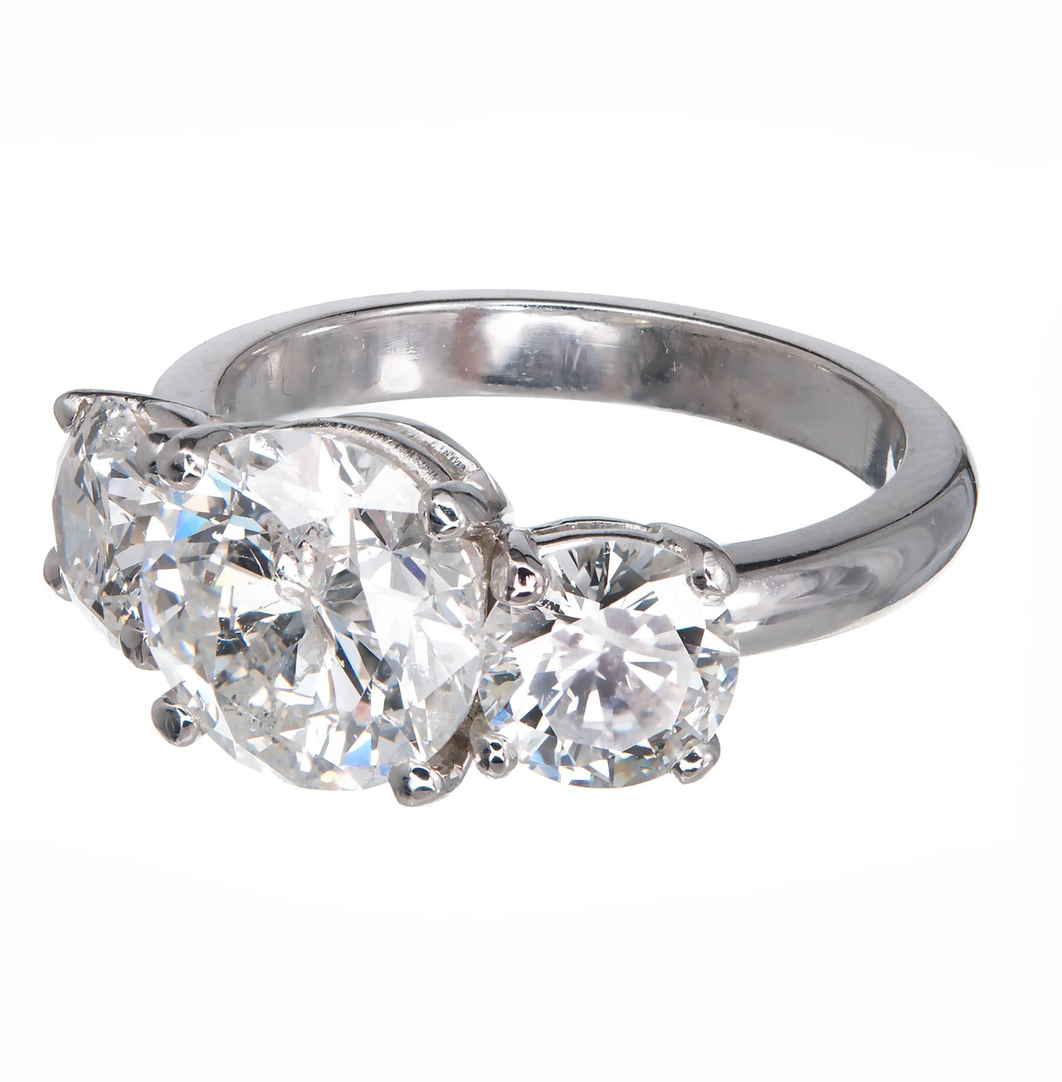 MG Drei Stein Diamant Platin Verlobungsring im Zustand „Gut“ in Stamford, CT