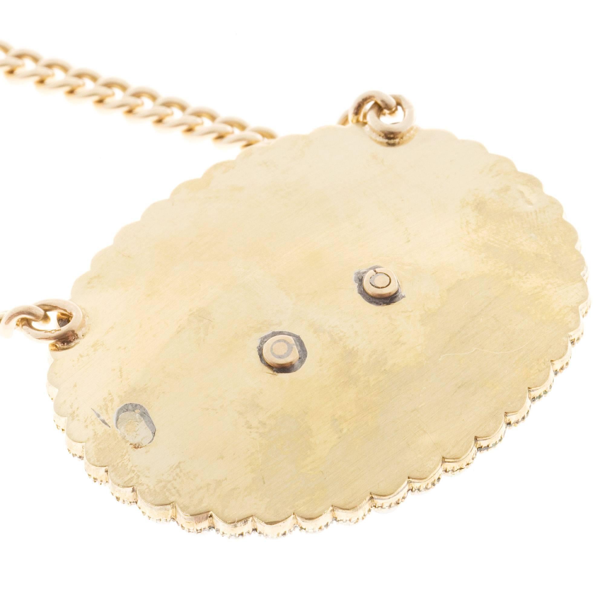 Collana con ciondolo in oro e perle naturali con smalto blu cobalto In condizioni buone in vendita a Stamford, CT