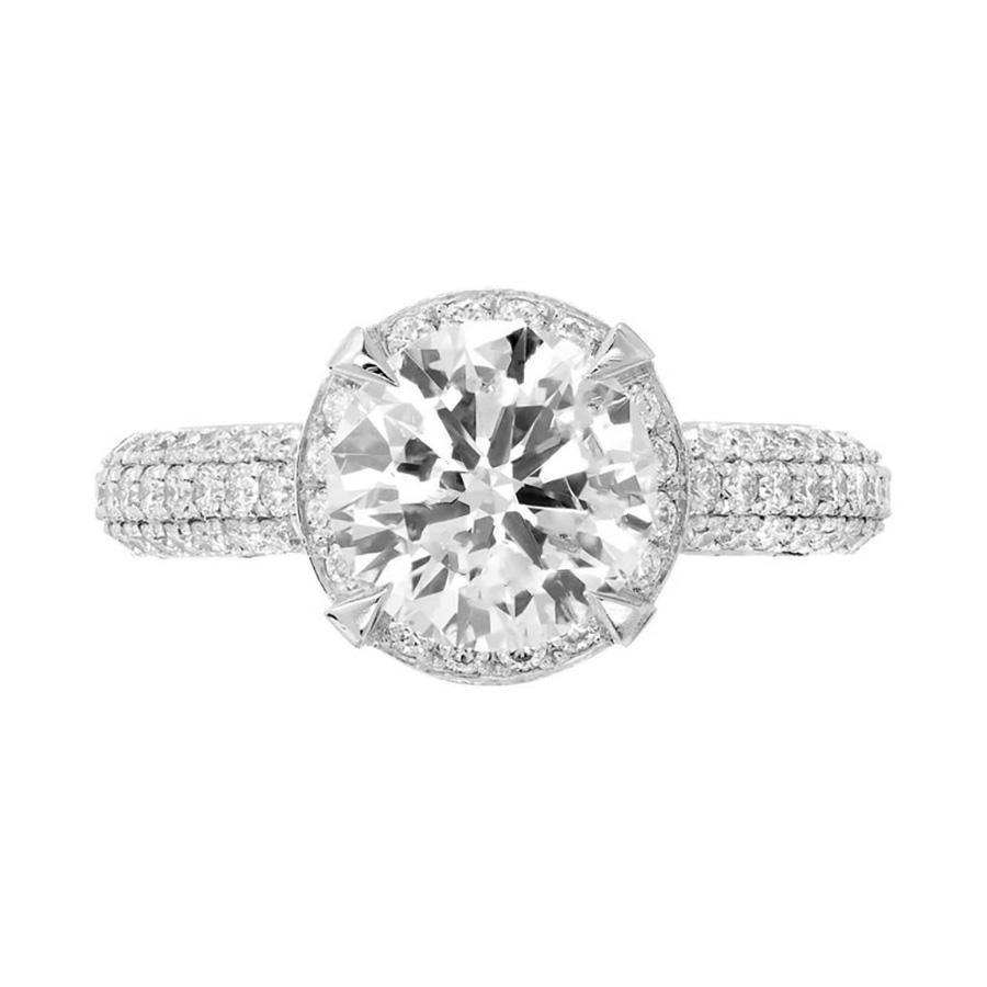 Design personalizzato, anello di fidanzamento con diamante aureolato in platino massiccio realizzato su misura. Stile solitario del laboratorio di Peter Suchy. Anello a 3 file. 

1 Ideale  Diamante rotondo taglio brillante, peso totale circa
