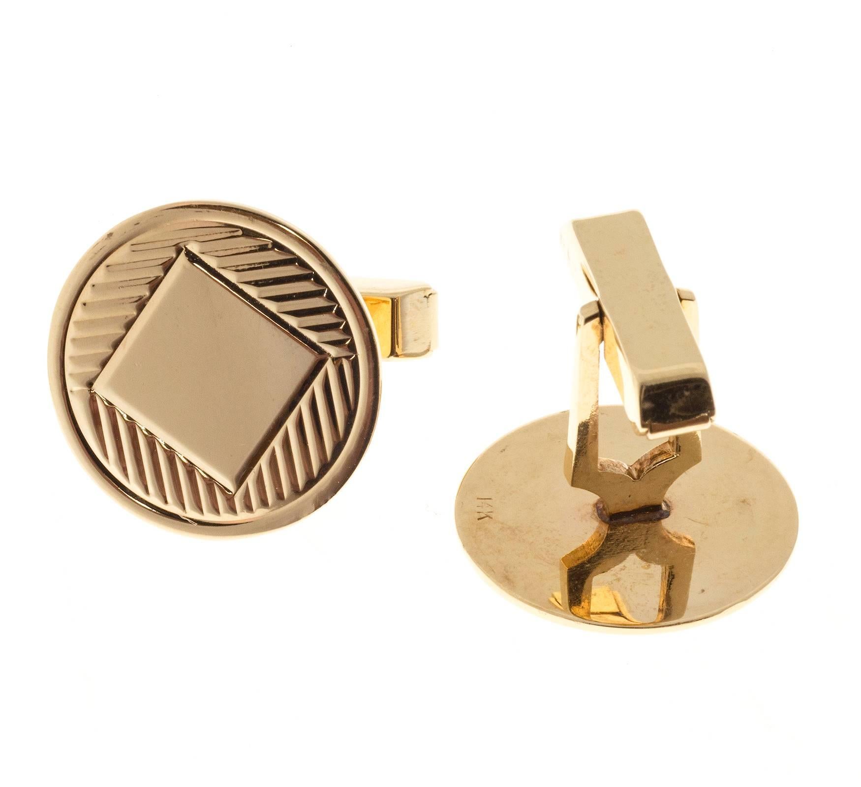 14k gold round clip back cufflinks. Clip style backs. 1960s

14k Yellow Gold
Stamped: 14k
10.4 grams
Diameter: 19mm or 3/4 inch
Thick: .80mm


