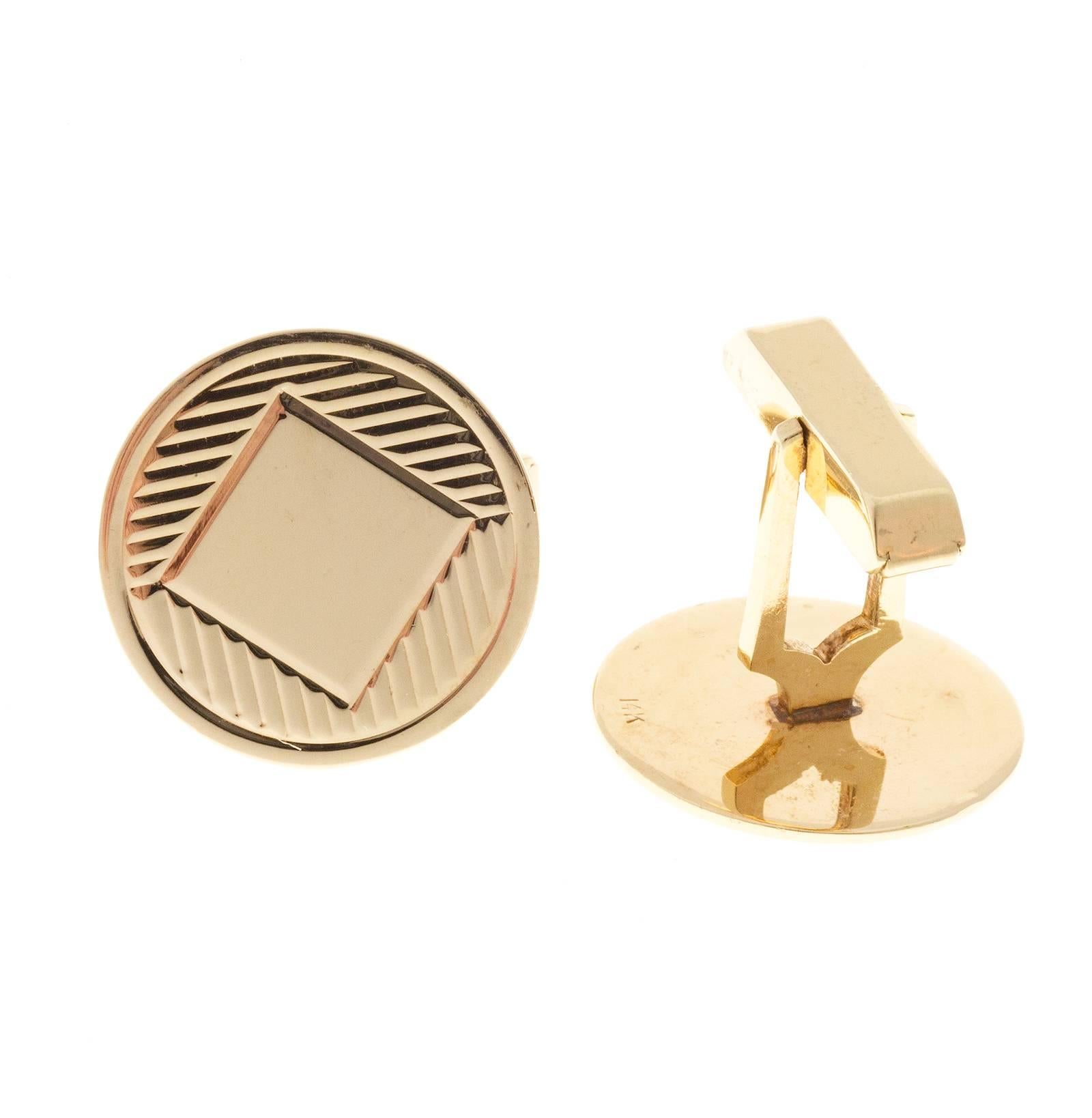  Gold Textured Smooth Round Clip Back Cufflinks In Good Condition For Sale In Stamford, CT