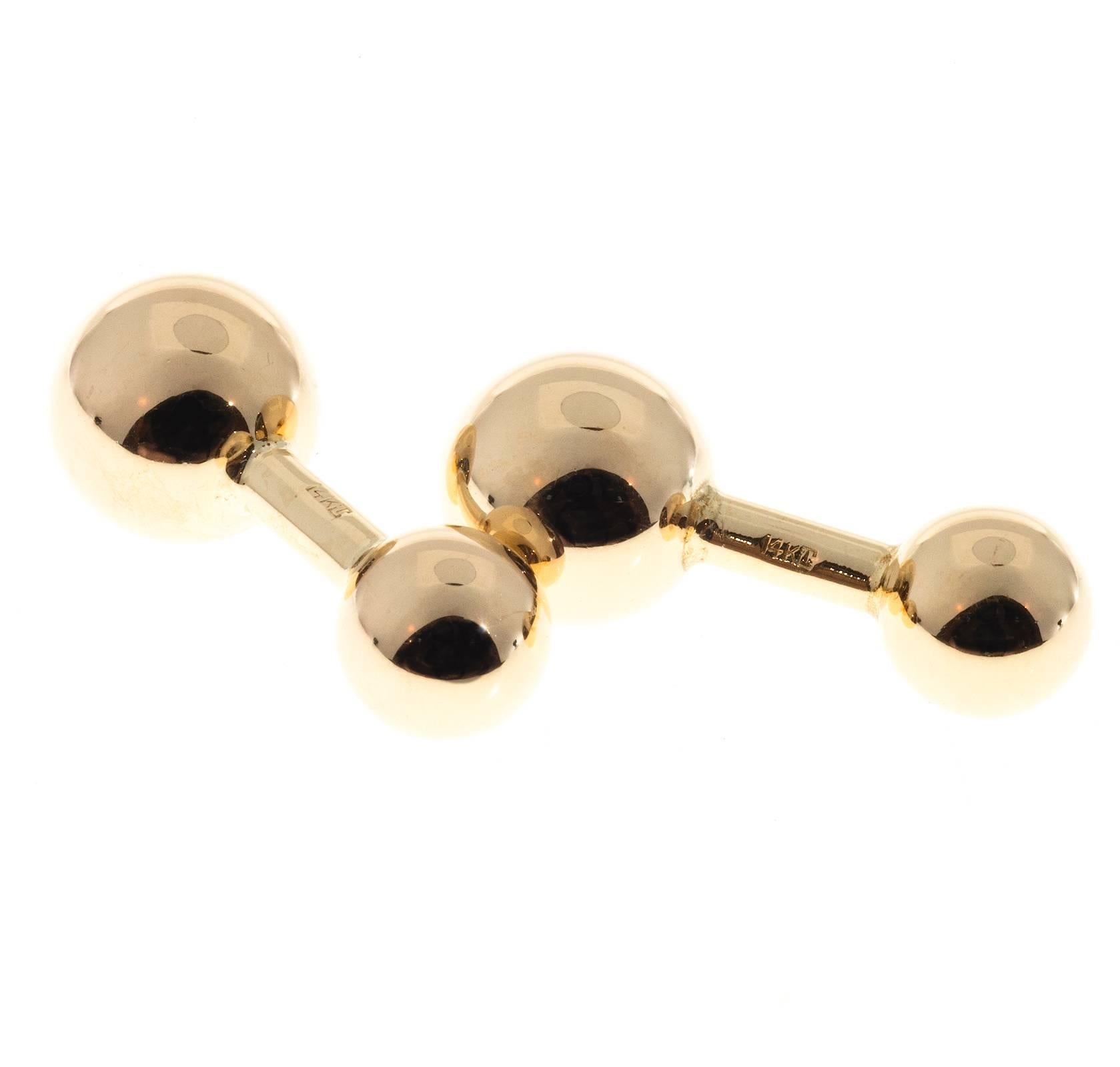 1950 Boutons de manchette en or jaune 14k de style barbell. Bien poli. Créateur inconnu de nous. LT ou TL.

Or jaune 14k
Testé : 14k
Estampillé : 14kt
Poinçon : Lt ou TL
9,5 grammes
Longueur : 30 mm ou 1,18 pouces
Largeur supérieure : 12,42