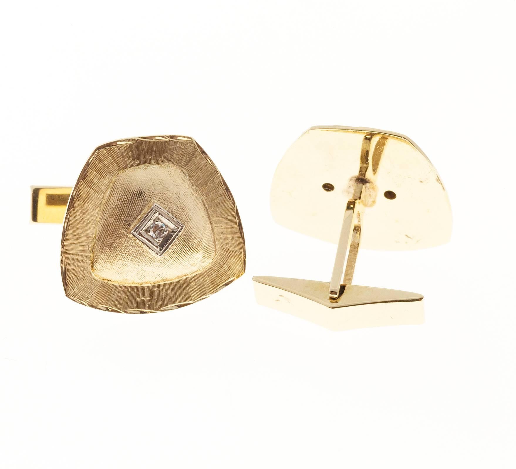 Diamond Hand Florentine shield shaped 14k gold cufflinks

2 single cut diamonds, approx. total weight .03cts, G, VS
14k Yellow Gold
9.8 grams
Depth: 4.78mm
Top to bottom: 18.5mm or .72 inch
Width: .77 inch or 19.5mm
