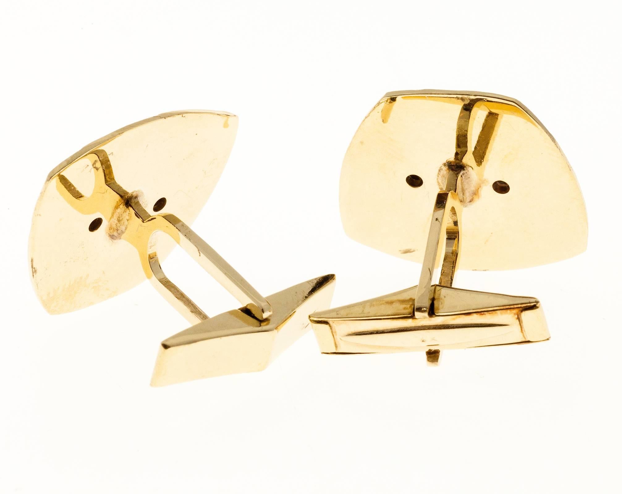 Shield Shaped Diamond Florentine Gold Cufflinks In Good Condition In Stamford, CT