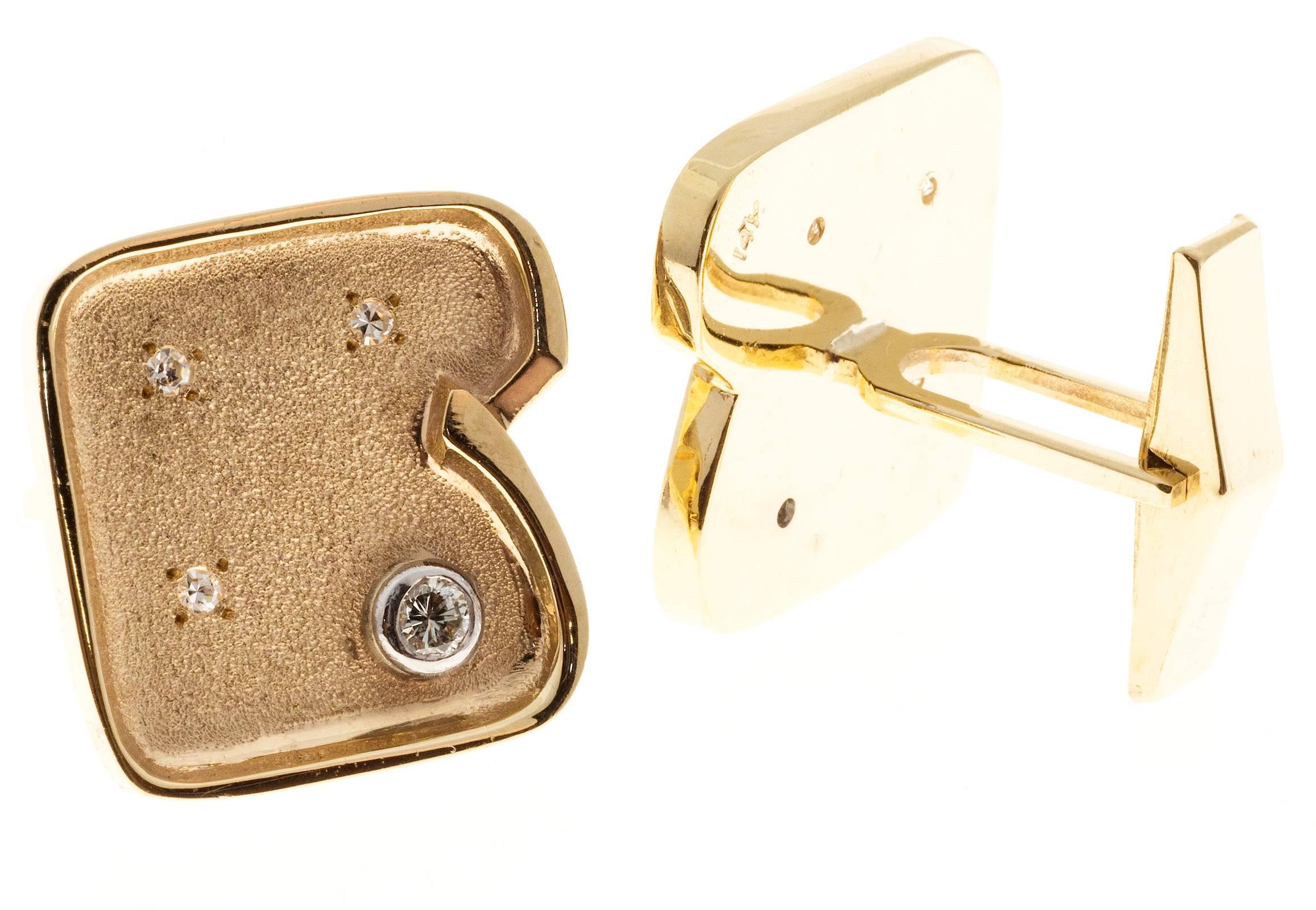 14k yellow gold cufflinks circa 1960’s with textured centers.  Set with full cut diamonds in bezels and bead set with single cut diamonds.  Clip style backs.

2 round diamonds approx. total weight .26cts
6 round diamonds approx. total weight