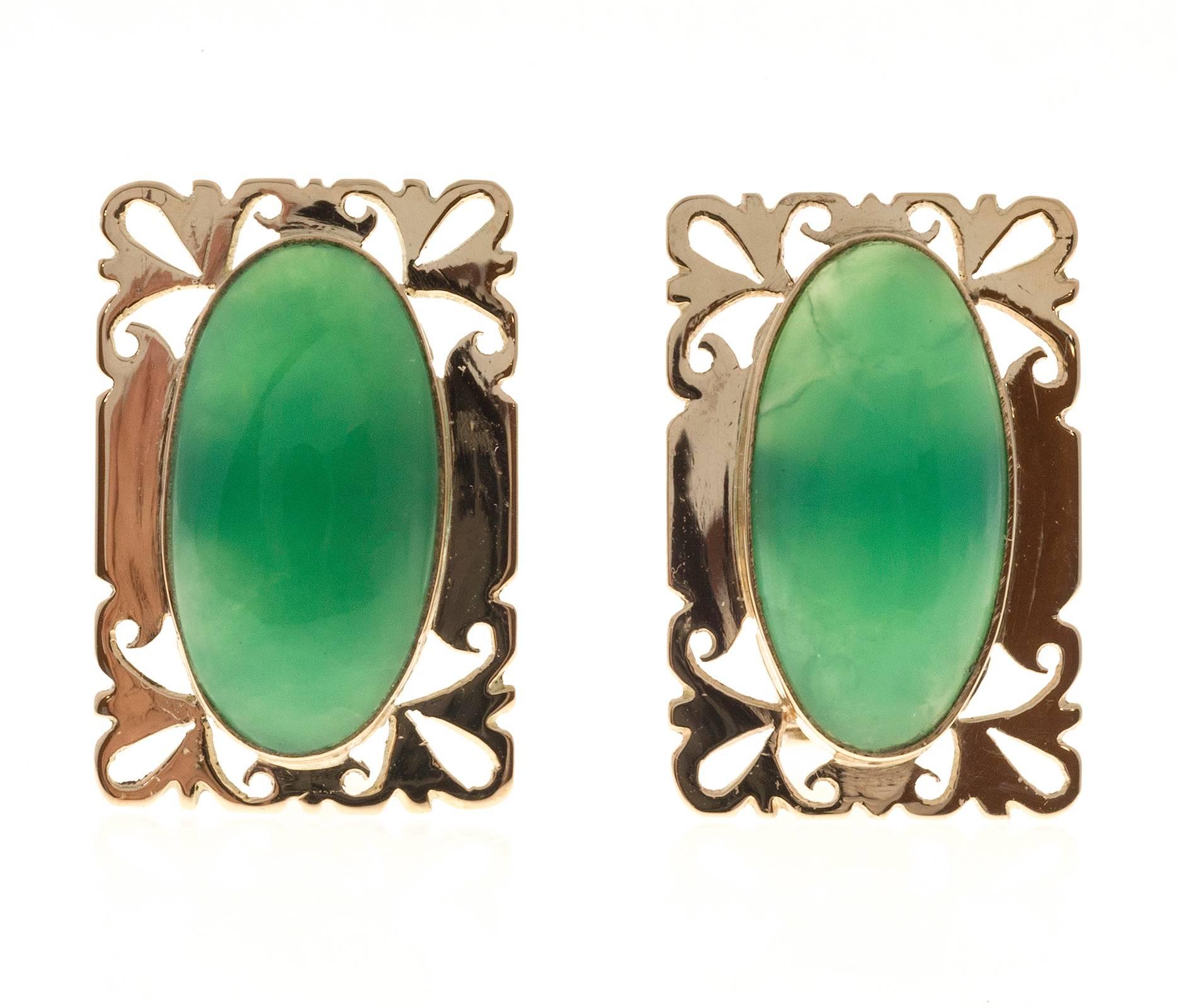 1950s handmade cufflinks with bright green Chrysophase in 18k yellow gold.

2 oval green Chrysophase, 16.46 x 8.69 x 4.54mm
18k yellow gold
Tested and stamped:  18k
6.0 grams
Top to bottom: 13.76mm or .54 inch
Width:  20.81mm or .82