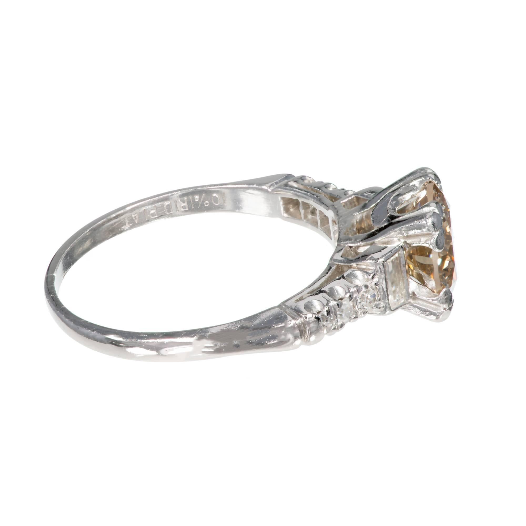 1,35 Karat Art Deco Platin Verlobungsring mit braunem Diamant im Übergangsschliff (Baguetteschliff) im Angebot