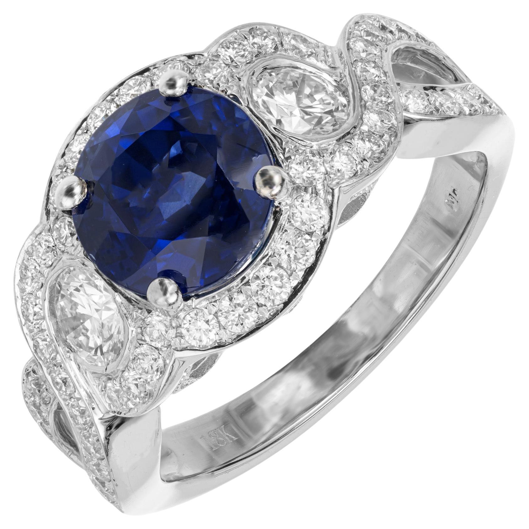 Verlobungsring mit königsblauem rundem Saphir und Diamantwirbel-Halo aus Gold