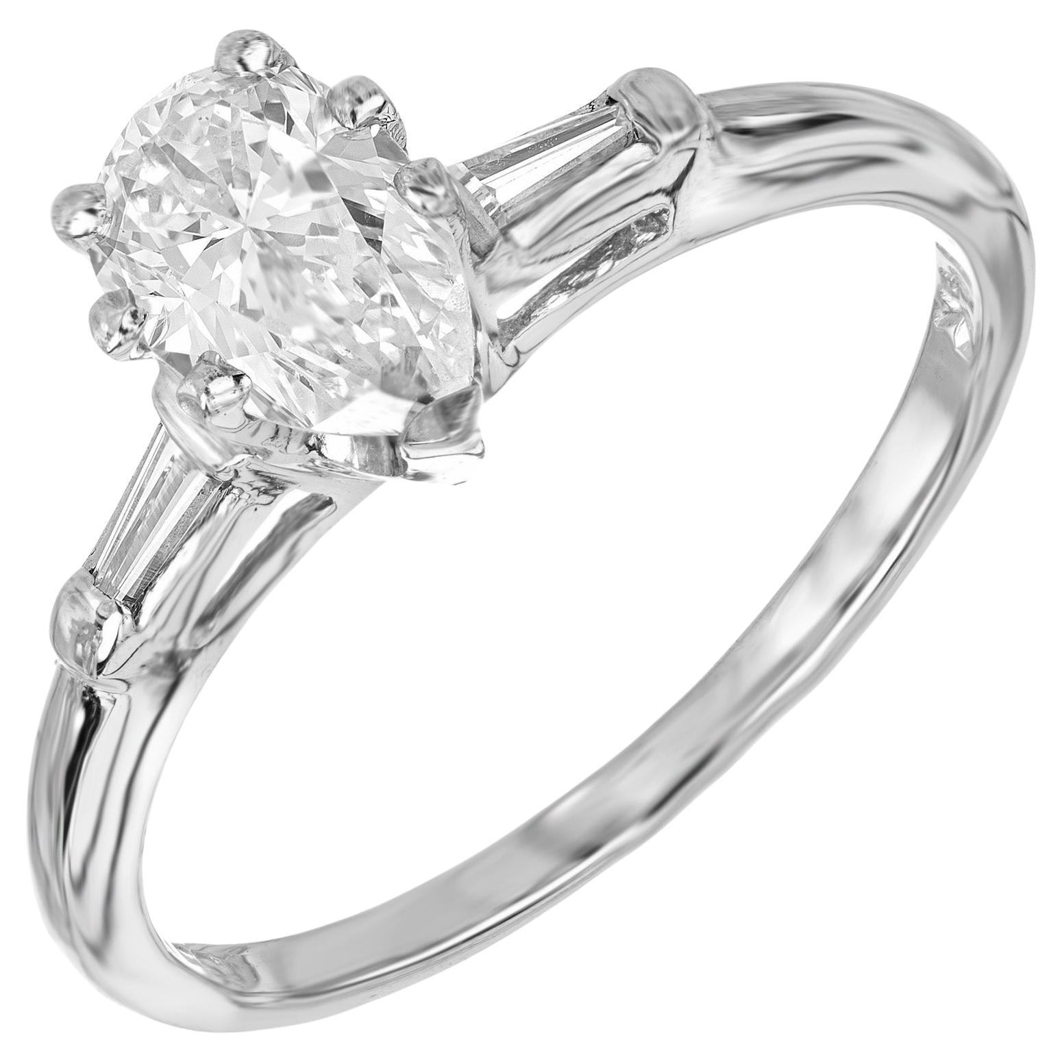 Anillo de compromiso de oro de tres piedras con diamante en forma de pera certificado por EGL