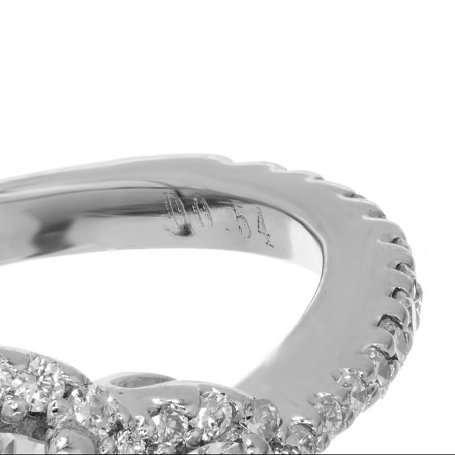 Anello di fidanzamento in oro con tre pietre e diamante aureolato certificato EGL da 1,26 carati in vendita 2