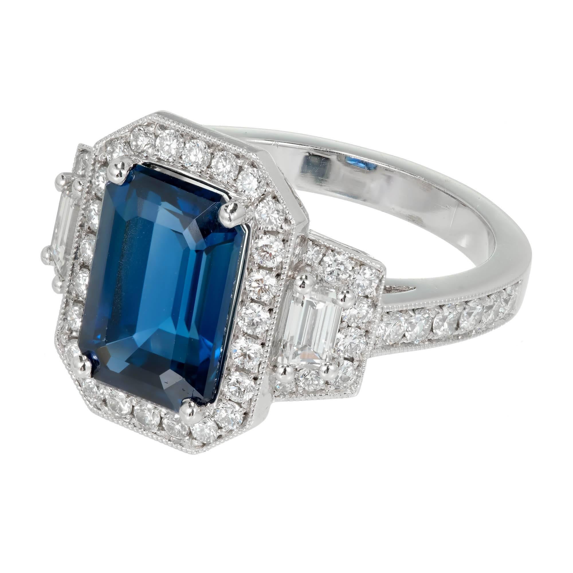 Bague de fiançailles halo en saphir et diamants de taille émeraude. Saphir central certifié GIA avec un halo de diamants de taille idéale et deux diamants latéraux de taille trapézoïdale dans une monture en platine conçue et réalisée dans l'atelier