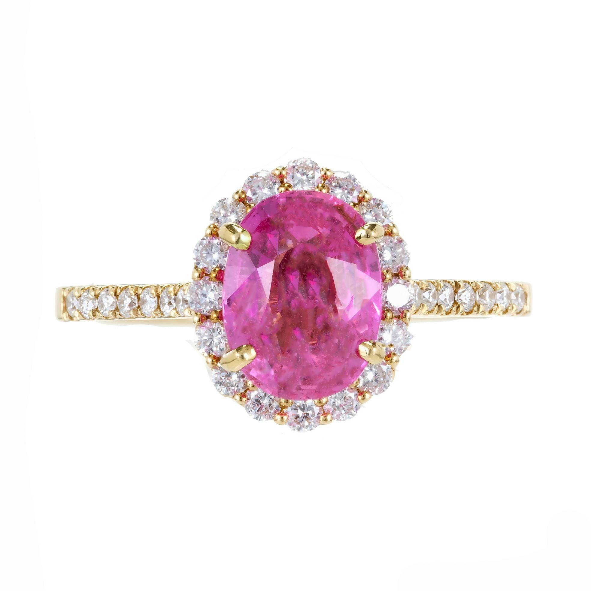 Taille ovale Bague de fiançailles en or Halo avec saphir rose et diamant blanc de 2,41 carats, certifiée par le GIA. en vente