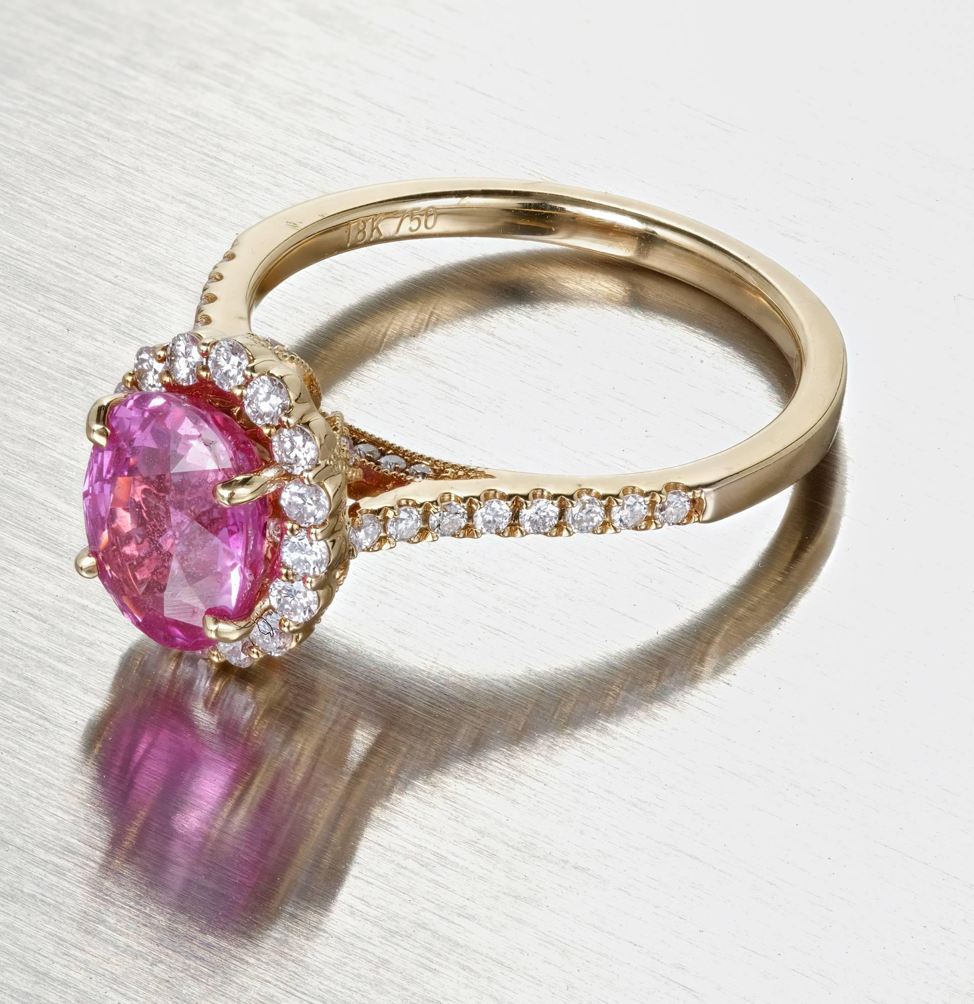 Anillo de compromiso de oro con halo de diamantes blancos y zafiro rosa certificado por GIA de 2,41 quilates en Bueno estado para la venta en Stamford, CT