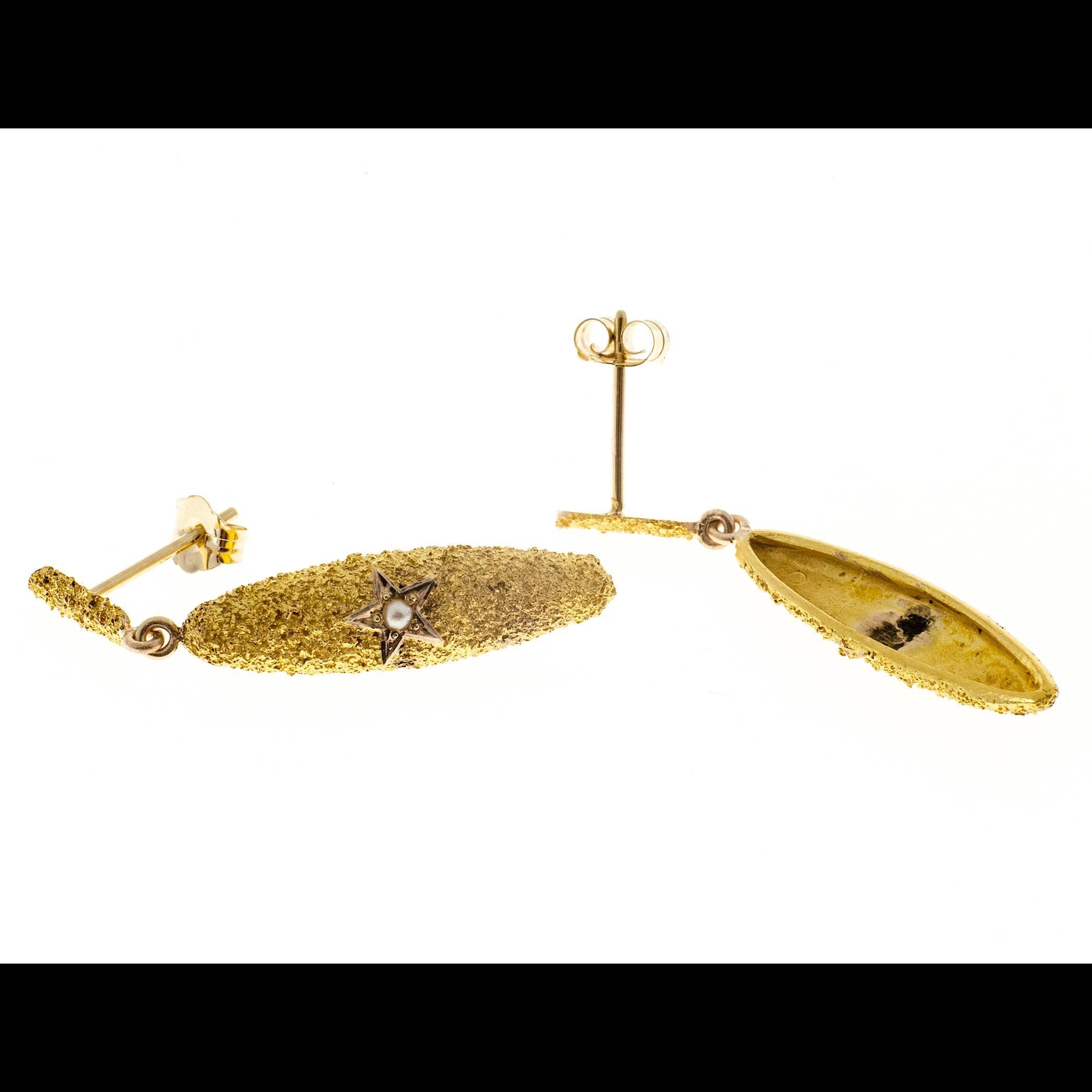 Viktorianische viktorianische Perlen-Ohrringe mit strukturiertem Stern aus Gold  (Rundschliff) im Angebot