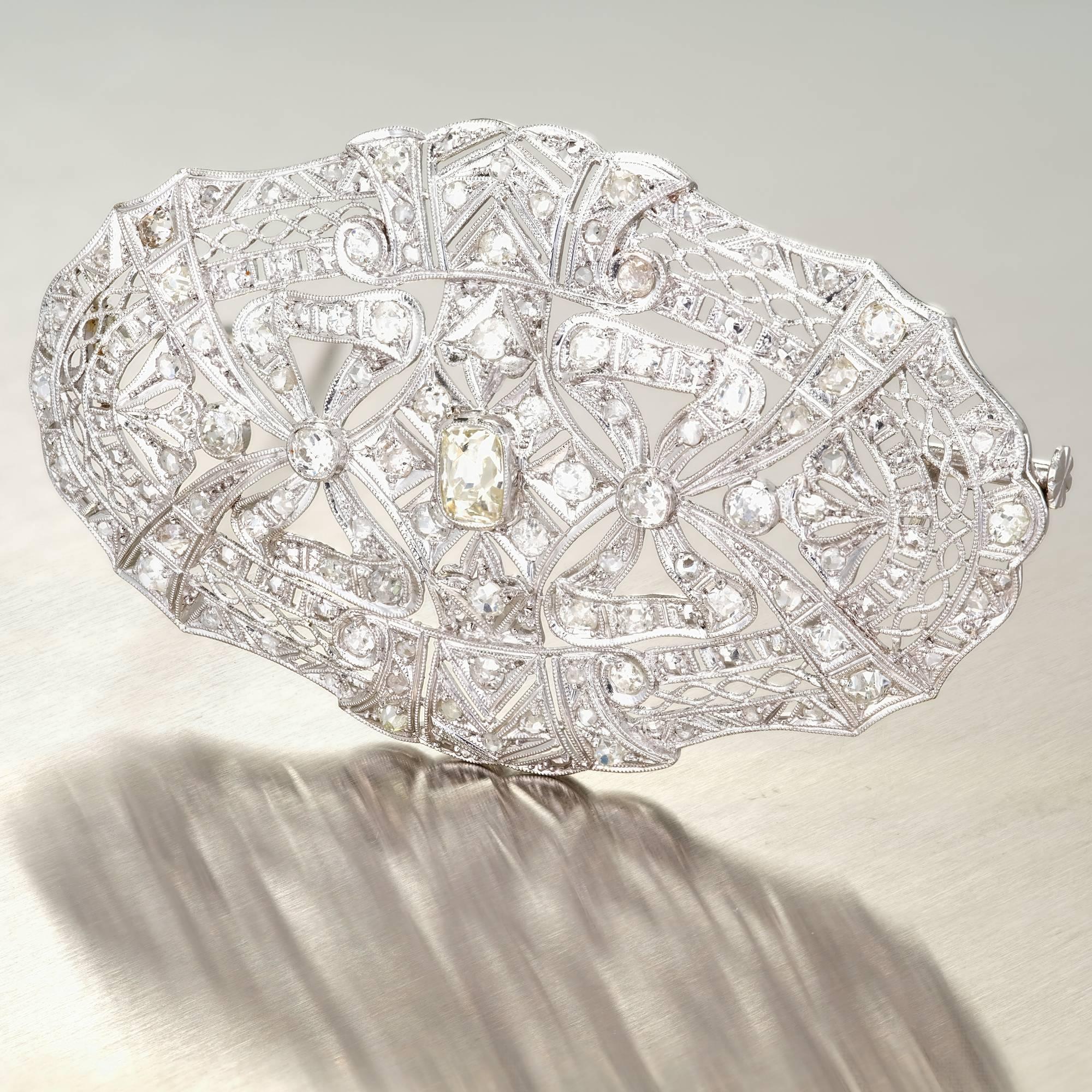 2.85 Carat Art Deco Diamond Platinum Oval Filigree Brooch In Good Condition For Sale In Stamford, CT