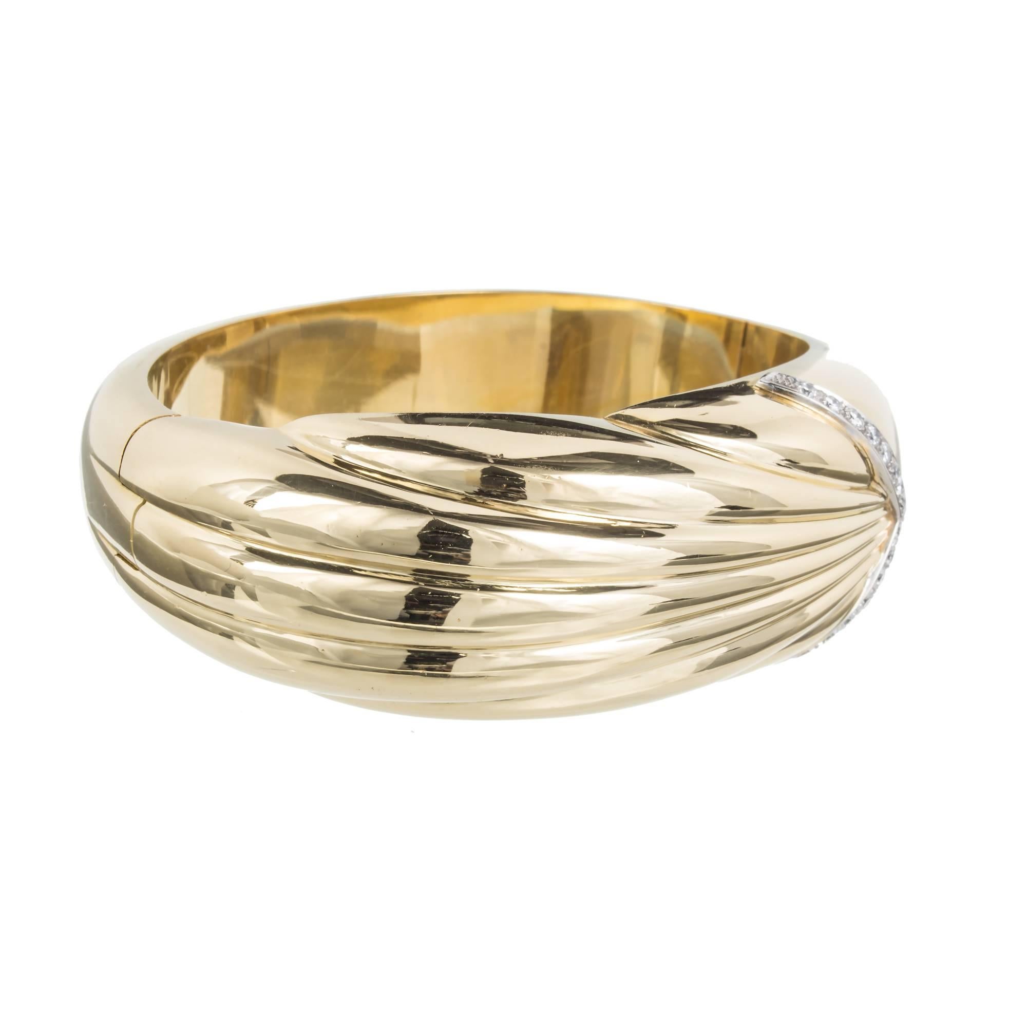 Taille ronde Bracelet jonc large en or et diamants  en vente