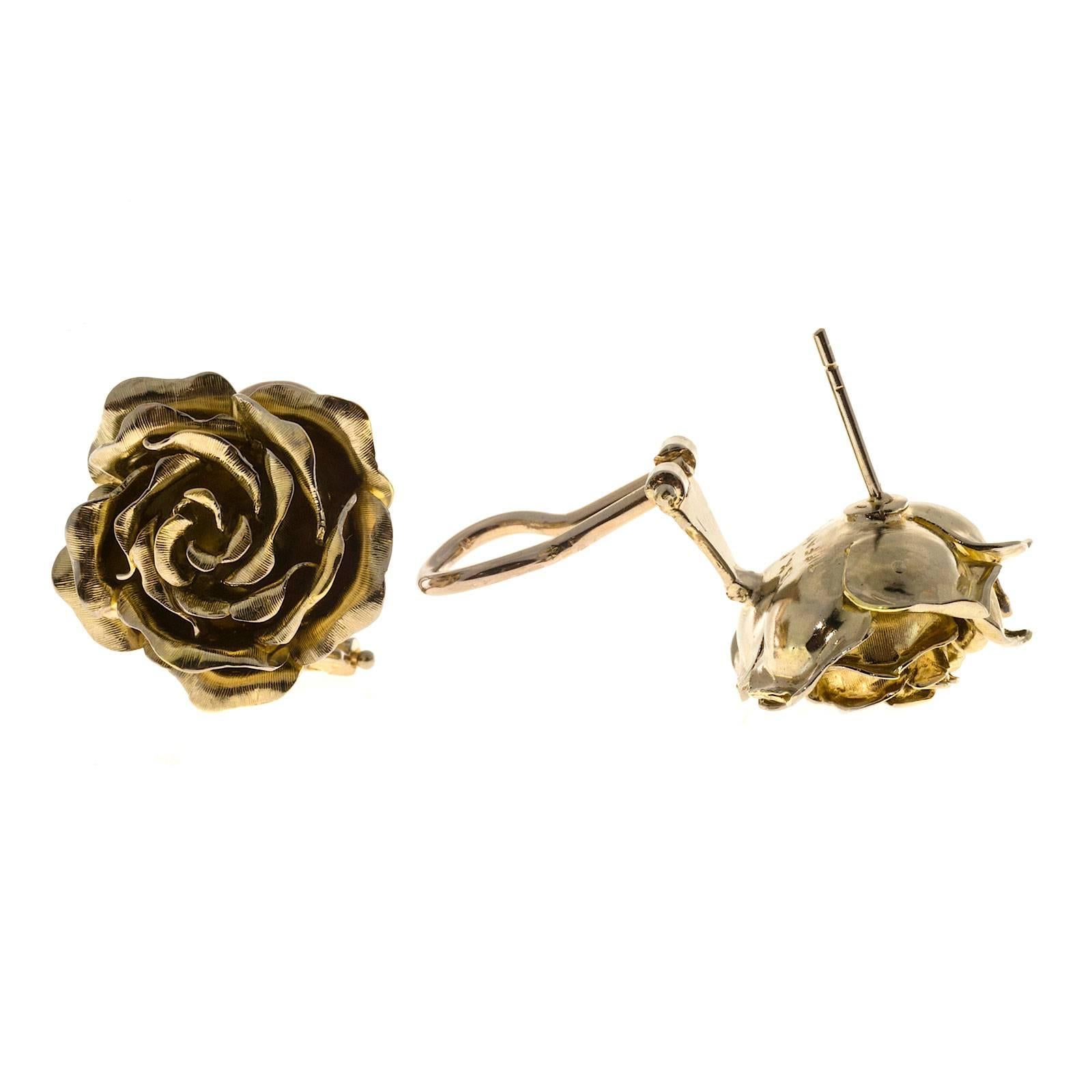 1950 green gold 3-D flower earrings made in Italy for Tiffany & Co. 

18k Green Gold
Stamped: 18k Italy Tiffany + Co
16.8 grams
Width: 21mm or .83 inches
Depth: .42 inch or 10.7mm
Clip and post style Flower petals have some movement