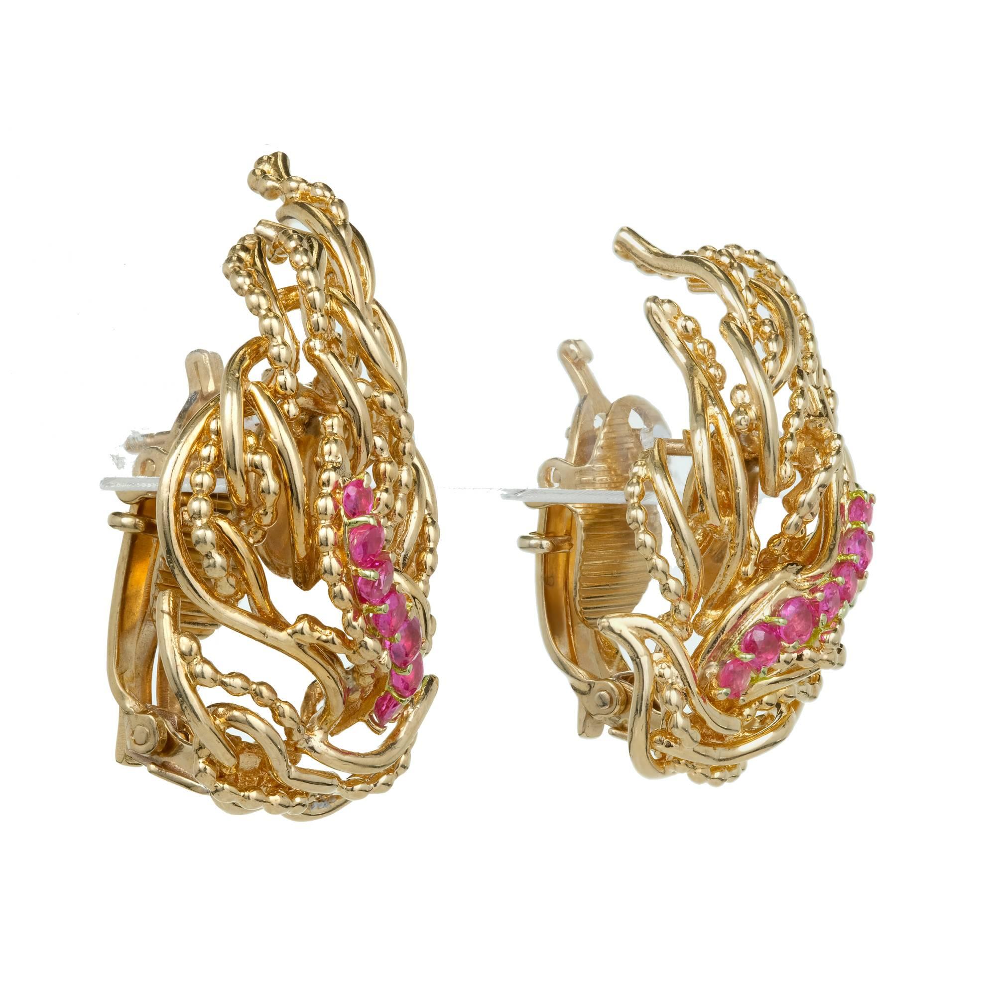Tiffany & Co. Boucles d'oreilles à clips flamme en or et rubis Bon état - En vente à Stamford, CT