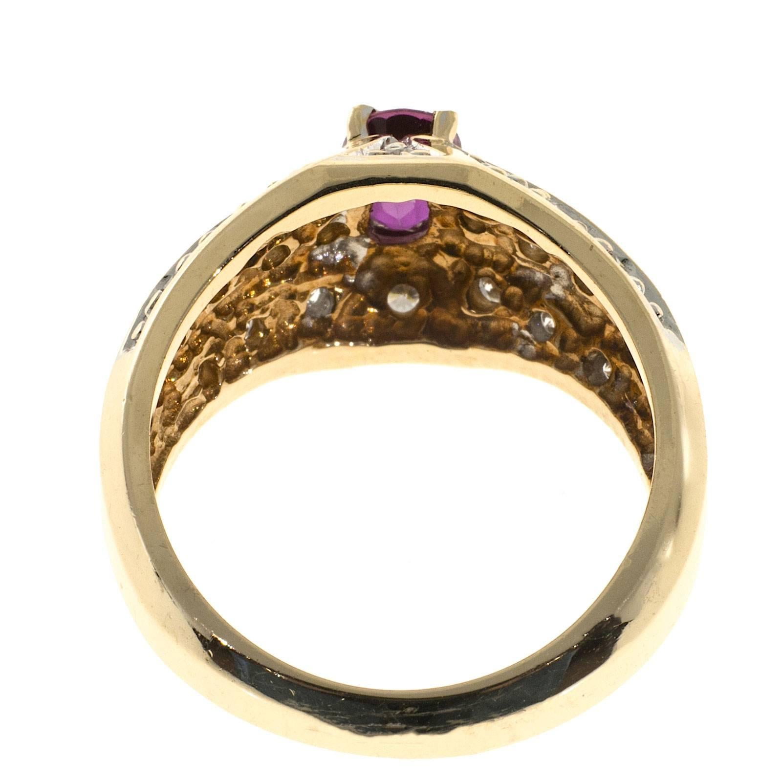 Bague de cocktail en or sertie de perles de diamants en rubis rouge et rose ovale en vente 1