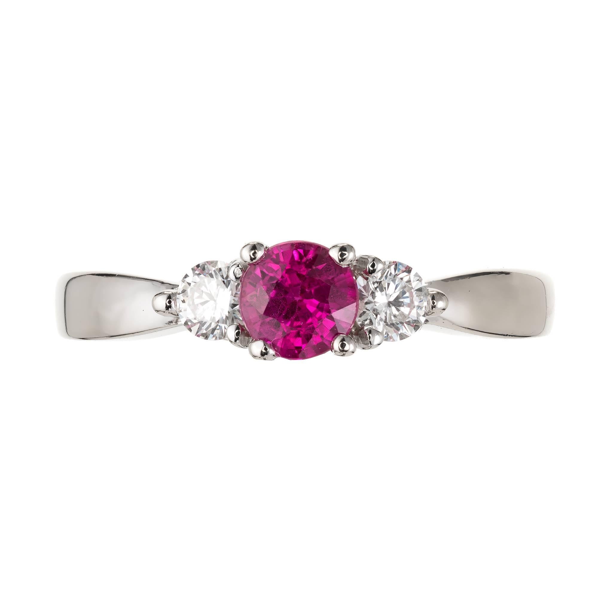 GIA-zertifizierte violett-rosa lebendige Saphir und Diamant Drei-Stein-Verlobungsring, in einer 14k Weißgold Fassung. Natürlicher Saphir nur einfache Hitze. 

1 runder, brillanter, purpurrosa Saphir im Stufenschliff, Gesamtgewicht ca. 0,56cts, SI1,