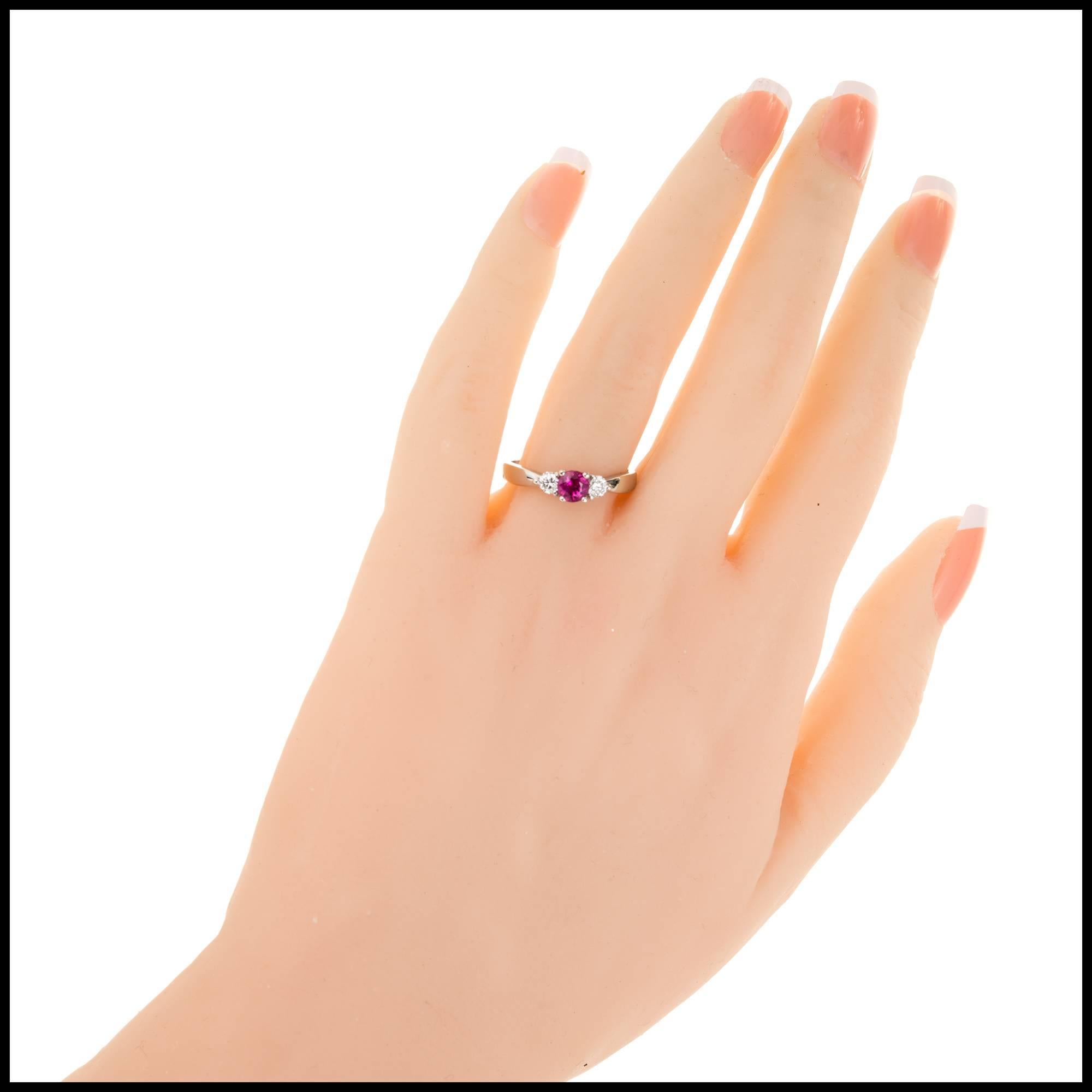 Verlobungsring mit drei Steinen, 0,66 Karat rosa Saphir, Diamant, Gold von Peter Suchy im Angebot 2