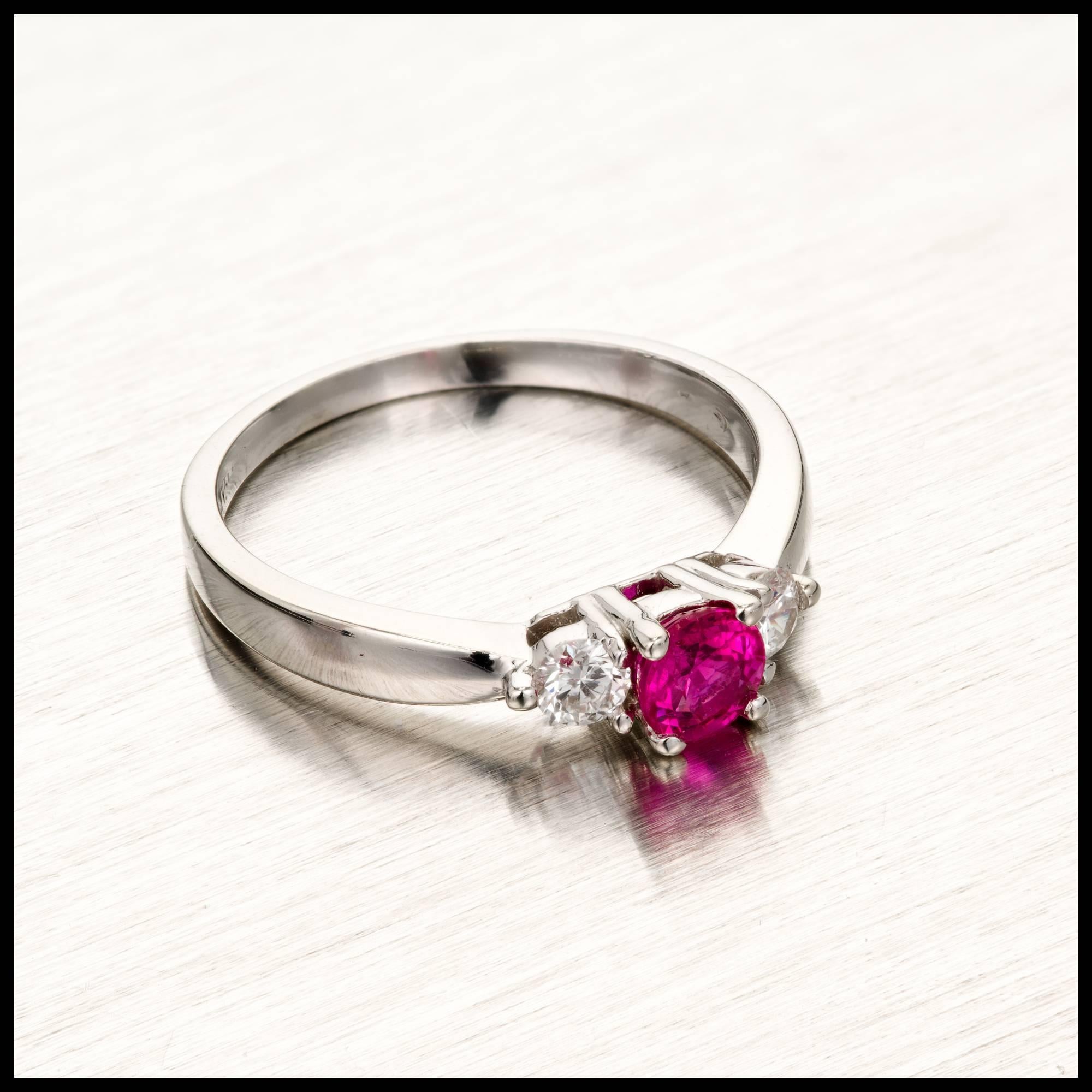Verlobungsring mit drei Steinen, 0,66 Karat rosa Saphir, Diamant, Gold von Peter Suchy (Rundschliff) im Angebot