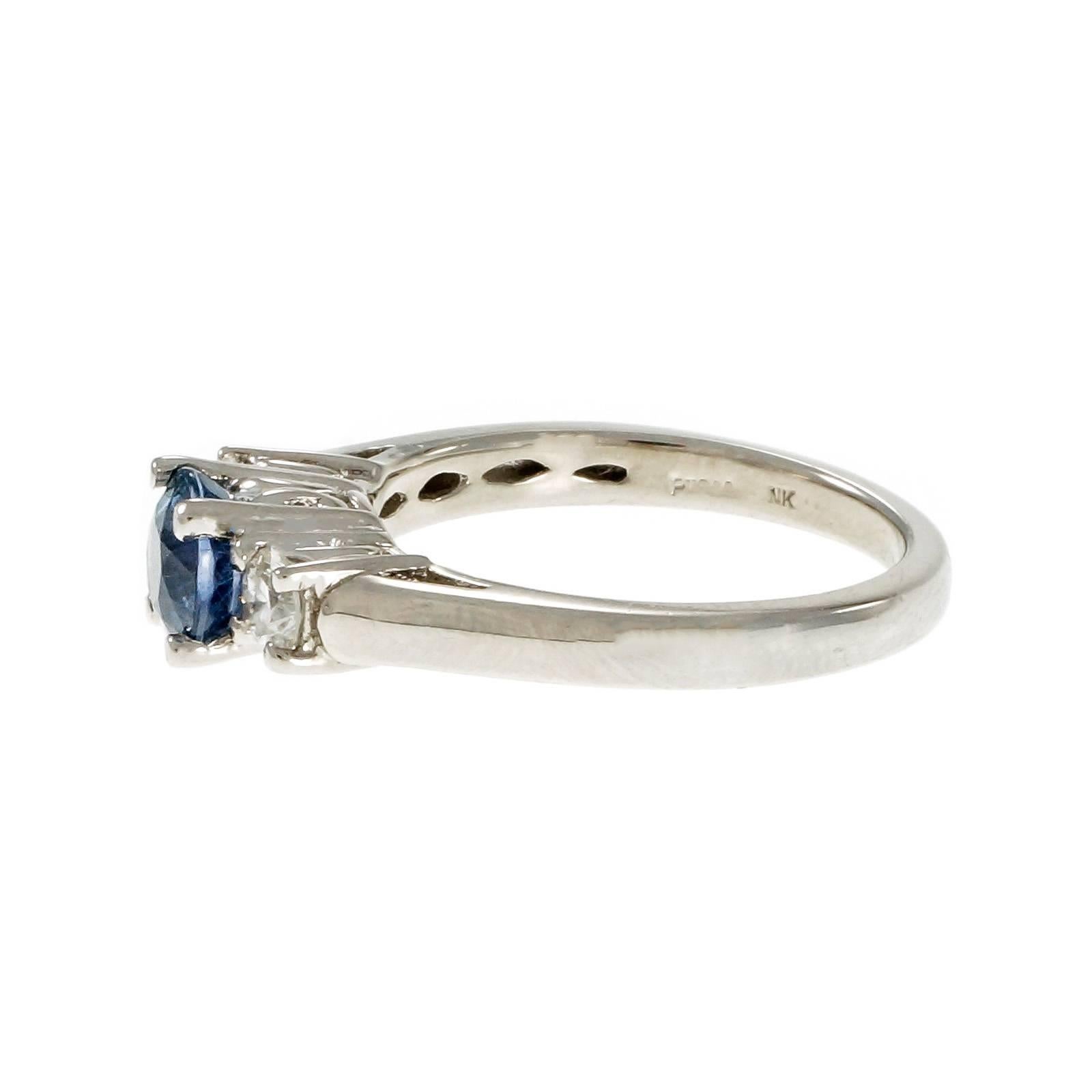 Un capolavoro di raffinatezza e fascino senza tempo. Anello di fidanzamento con zaffiro e diamante di colore azzurro ben tagliato. Certificato dal GIA, uno zaffiro blu da 1,26 carati cattura lo sguardo con il suo colore profondo e ipnotico,