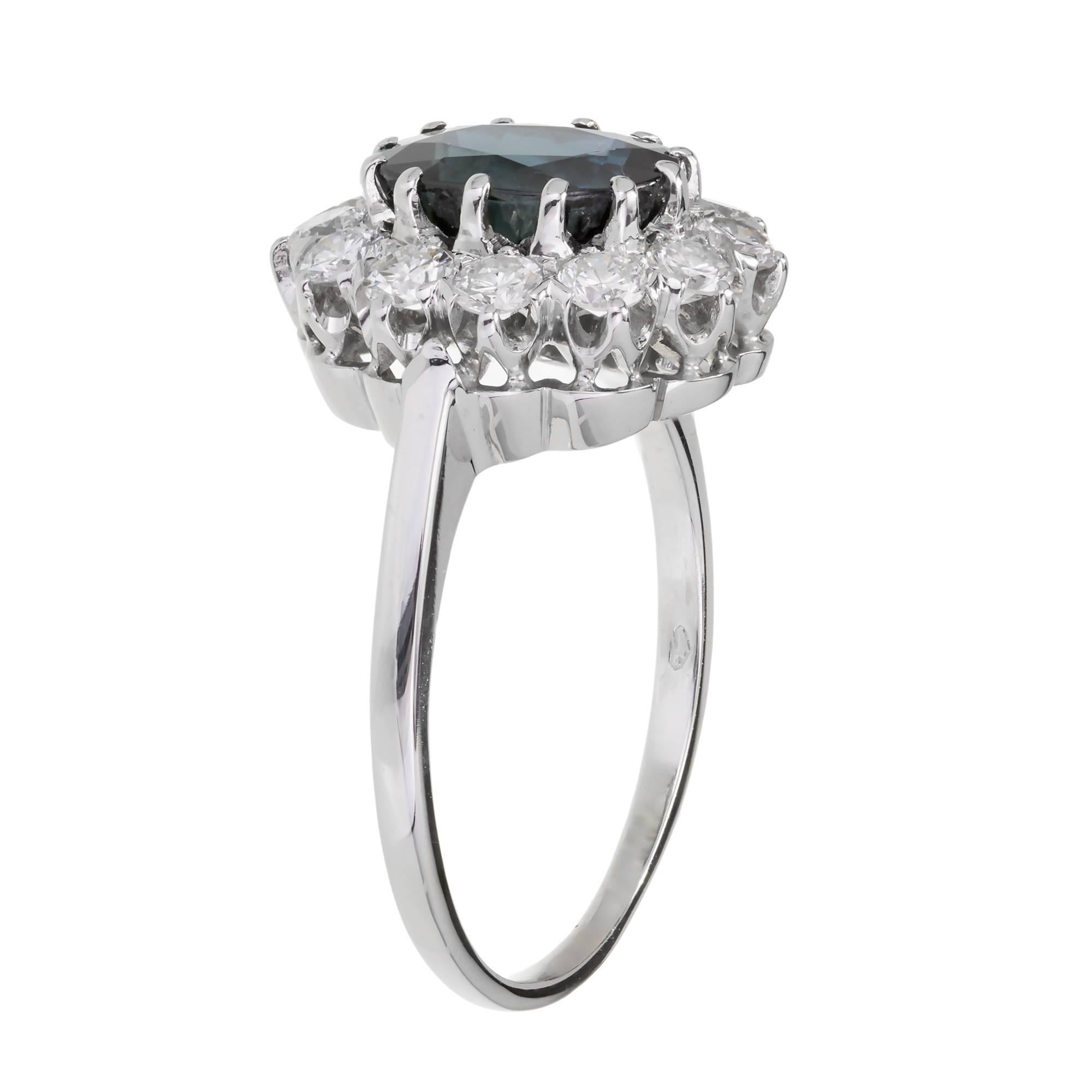 Verlobungsring mit GIA-zertifiziertem 3,07 Karat blauem Saphir und Diamant-Halo aus Gold (Ovalschliff) im Angebot
