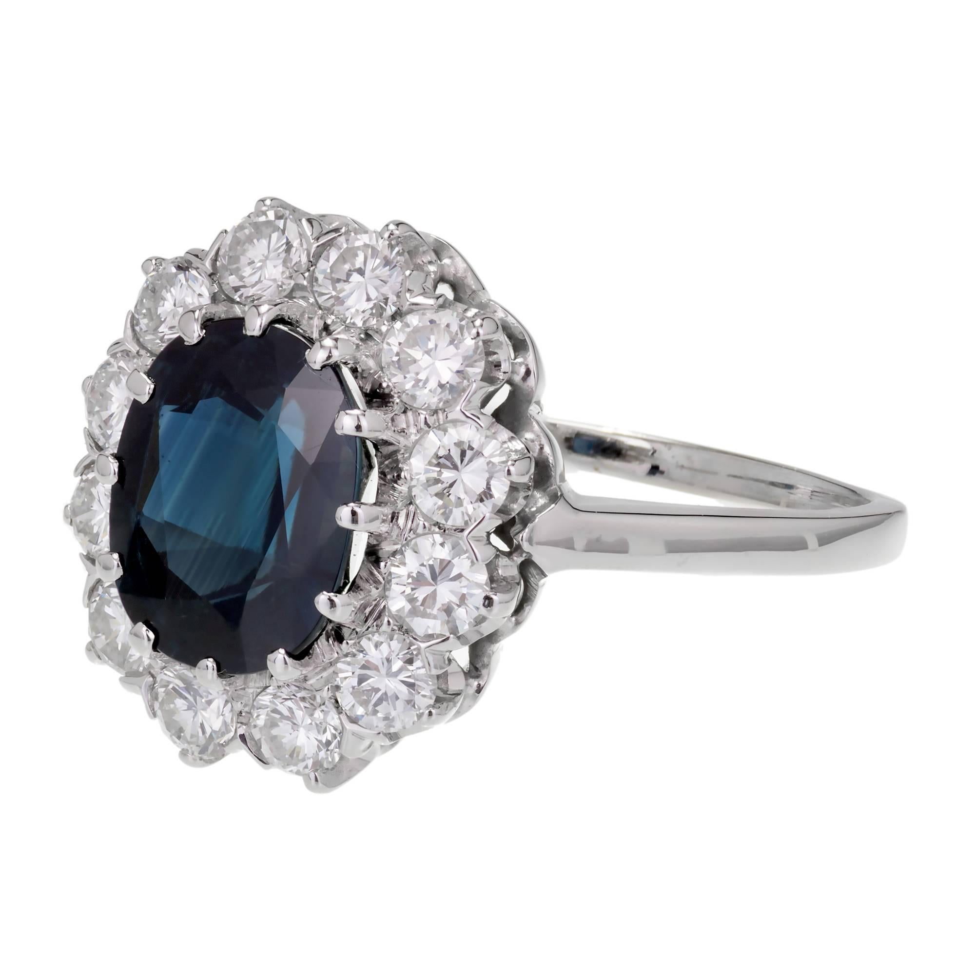 Verlobungsring mit GIA-zertifiziertem 3,07 Karat blauem Saphir und Diamant-Halo aus Gold im Zustand „Gut“ im Angebot in Stamford, CT