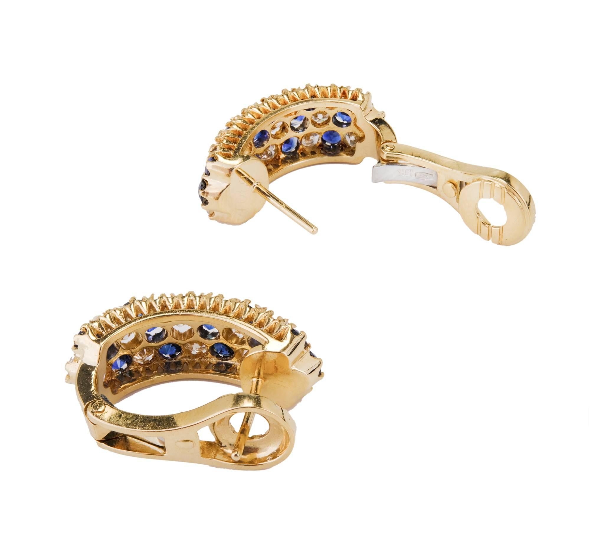 Dreireihige Saphir-Diamant-Gold-Ohrringe mit Hebelverschluss (Rundschliff) im Angebot