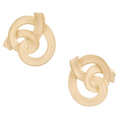 Pendientes de clip con cierre de palanca y diseño de nudo texturizado de Angela Cummings, en oro amarillo de 18k