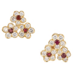 Orecchini a grappolo a forma di fiore in oro giallo 14k con rubino da 0,45 carati e diamanti