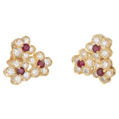 Orecchini a grappolo a forma di fiore in oro giallo 14k con rubino da 0,45 carati e diamanti