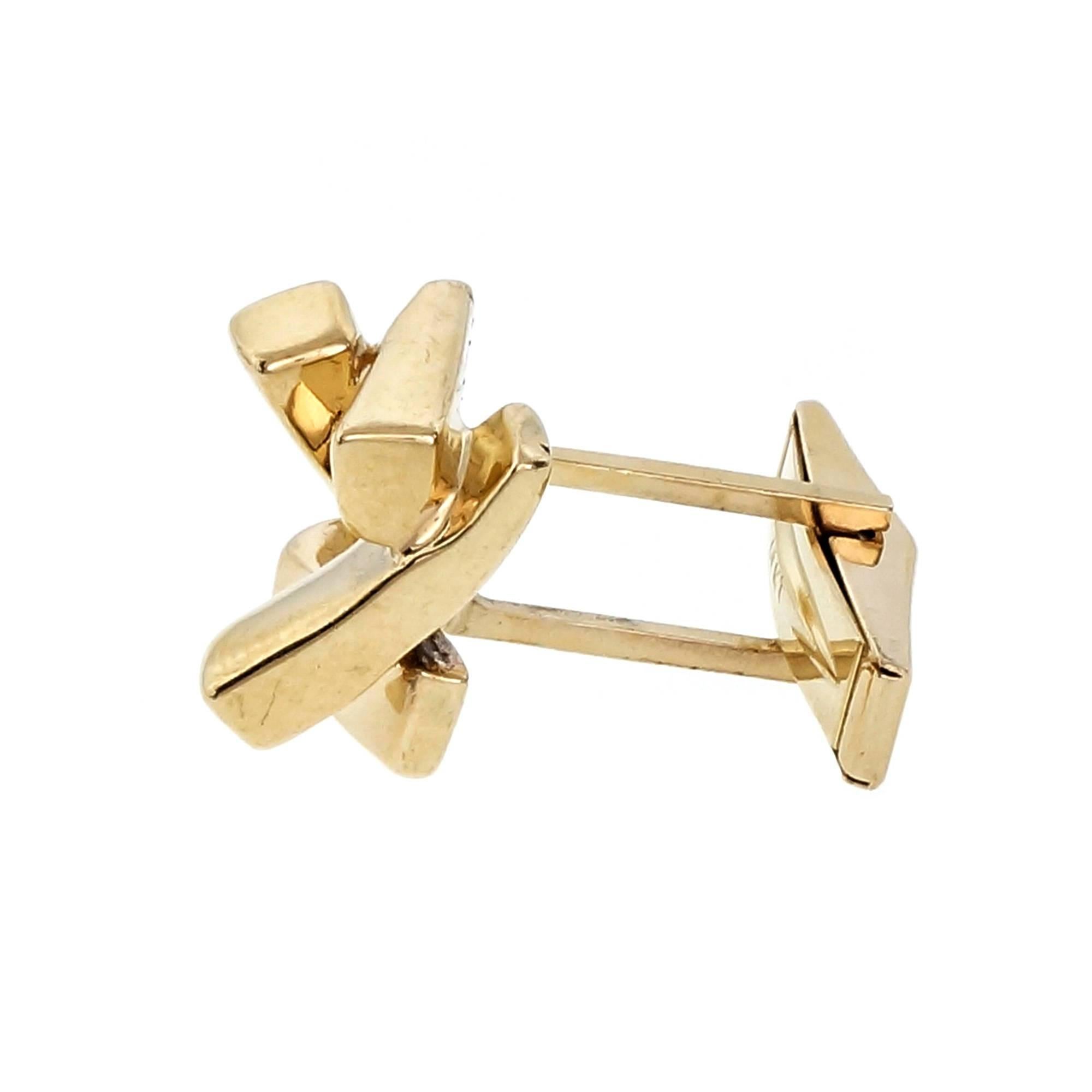 Estate mid-century 1950s geometric 3-D design solid 14k yellow gold cufflinks with secure clips.

14k yellow gold
Top to bottom: 12.12mm or .47 inch
Width: 12.3mm or .48 inch
Depth: 8.22mm
14.4 grams
Tested and stamped: 14k
