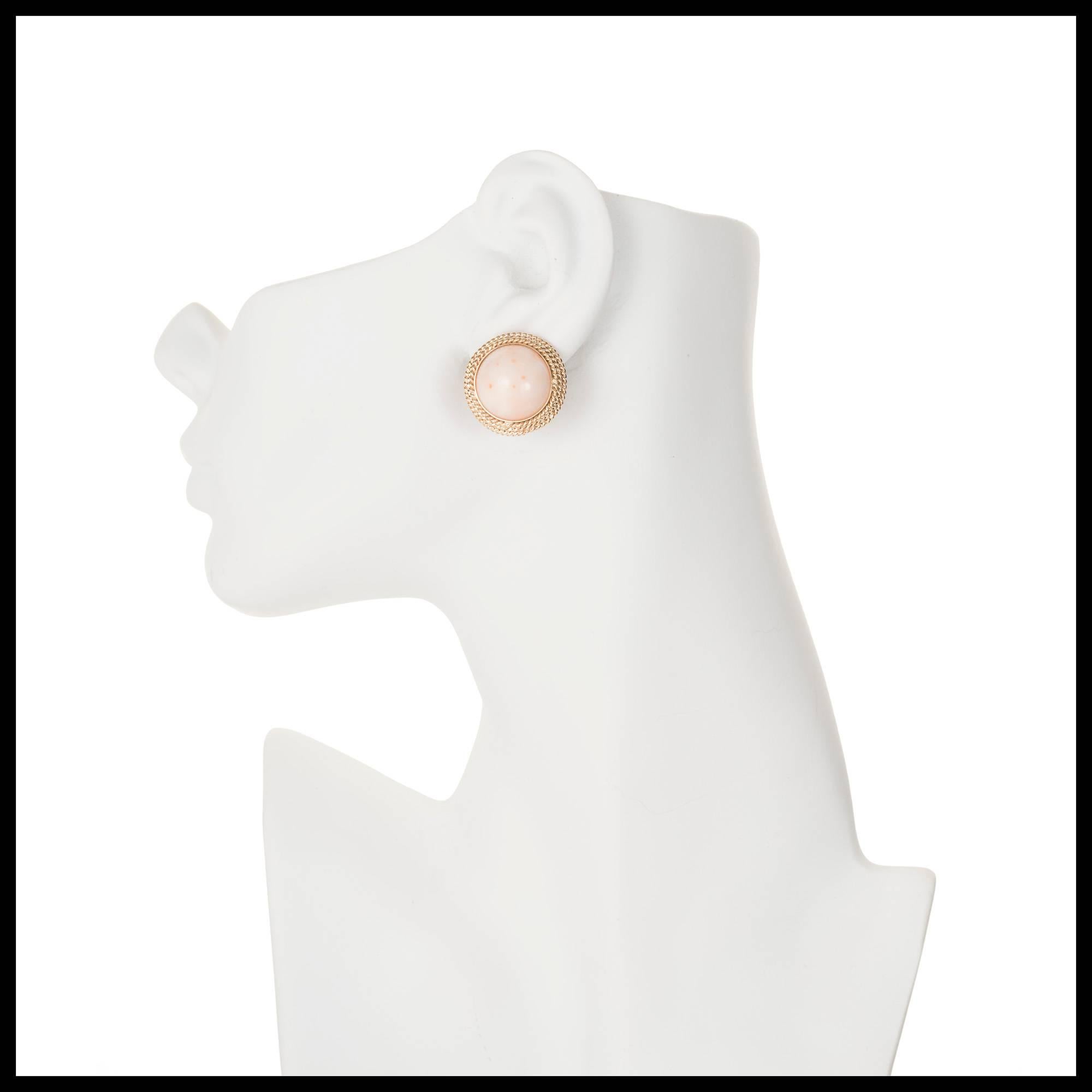 Midcentury Rosa Dome Koralle Gold Clip Post Ohrringe Damen im Angebot