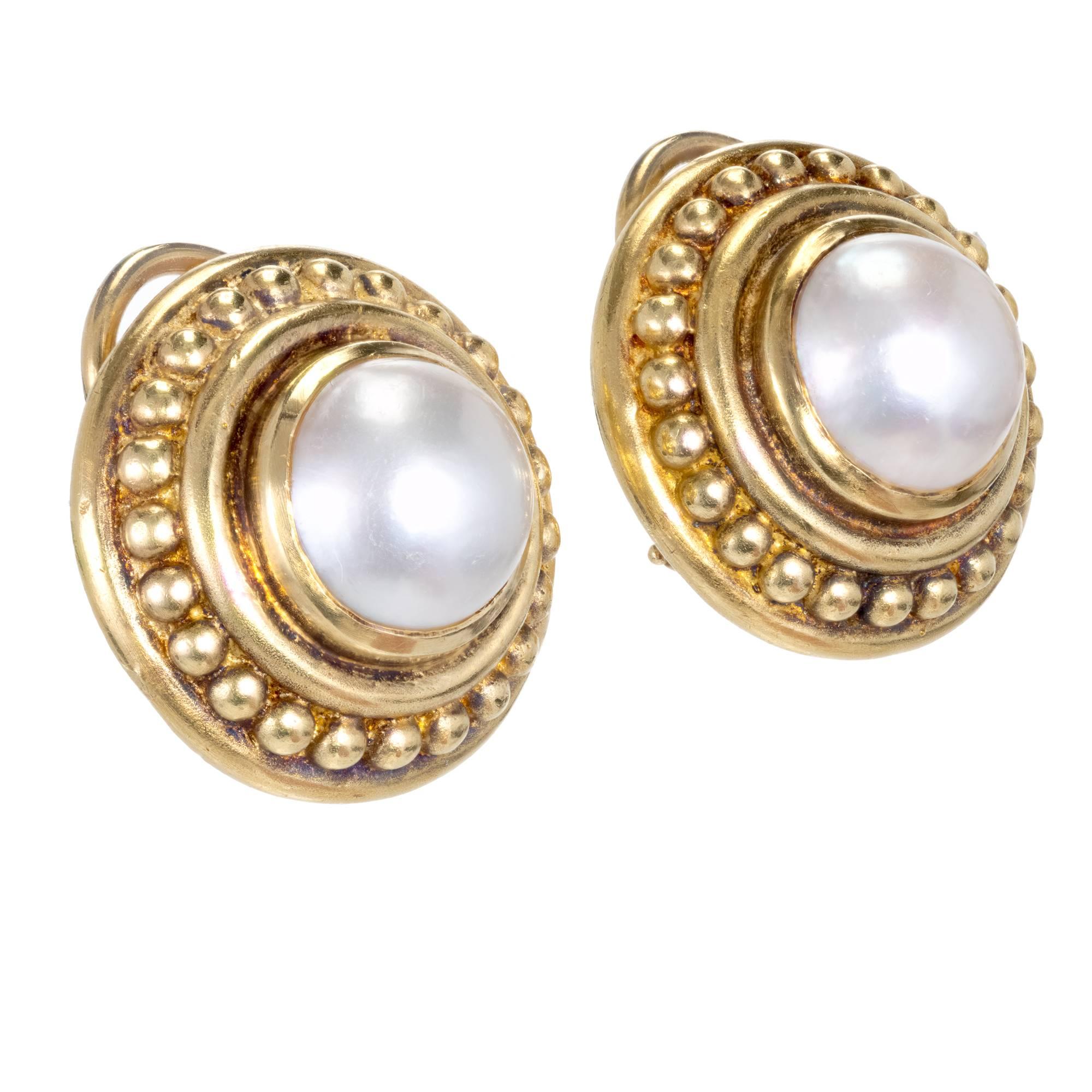 Judith Ripka 18k yellow gold clip post Mabe pearl earrings.

2 fine white Mabe pearls, 10mm, excellent lustre
18k yellow gold
19.28 grams
Tested and stamped: 18k
Hallmark: Judith Ripka
Diameter: 20mm or .8 inch
Depth: 10mm