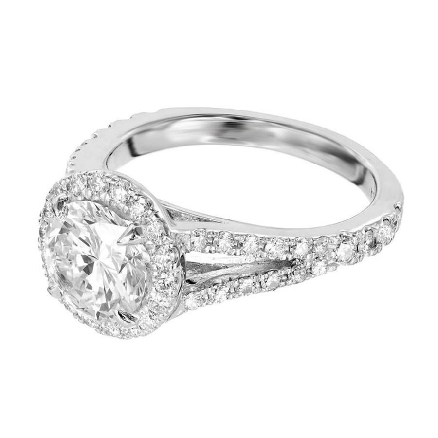 Taille ronde Peter Suchy Bague de fiançailles en platine à tige fendue avec halo de diamants ronds de 1,55 carat en vente