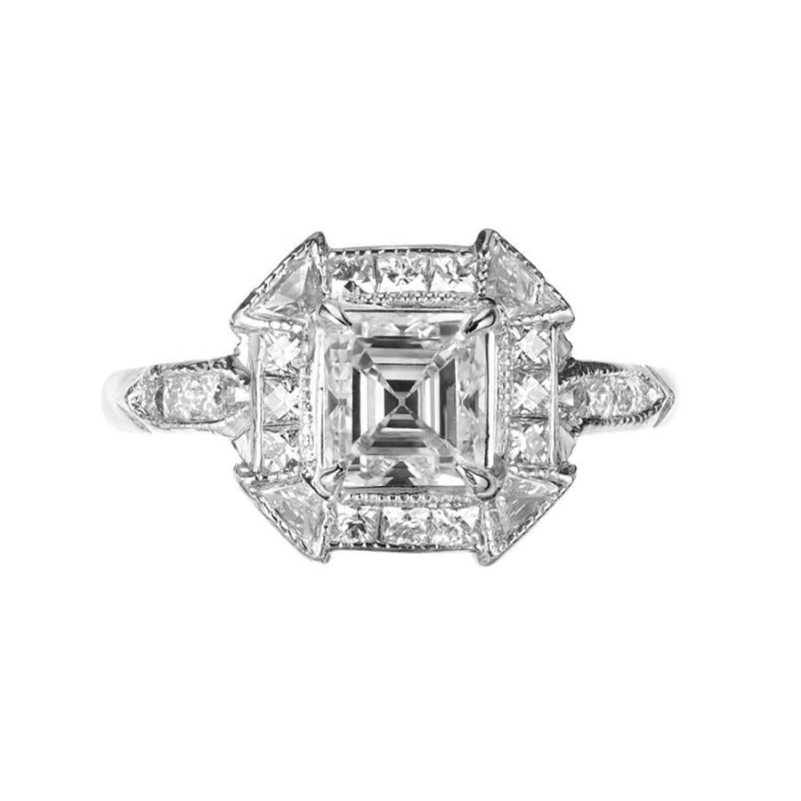 Peter Suchy Bague de fiançailles en diamant taille Asscher. Fixation du platine. Le diamant central est un diamant Asscher original des années 1920, d'un éclat exceptionnel. Certifié par le GIA.

1 diamant taille Asscher D VS2. Environ 1.21 carats.