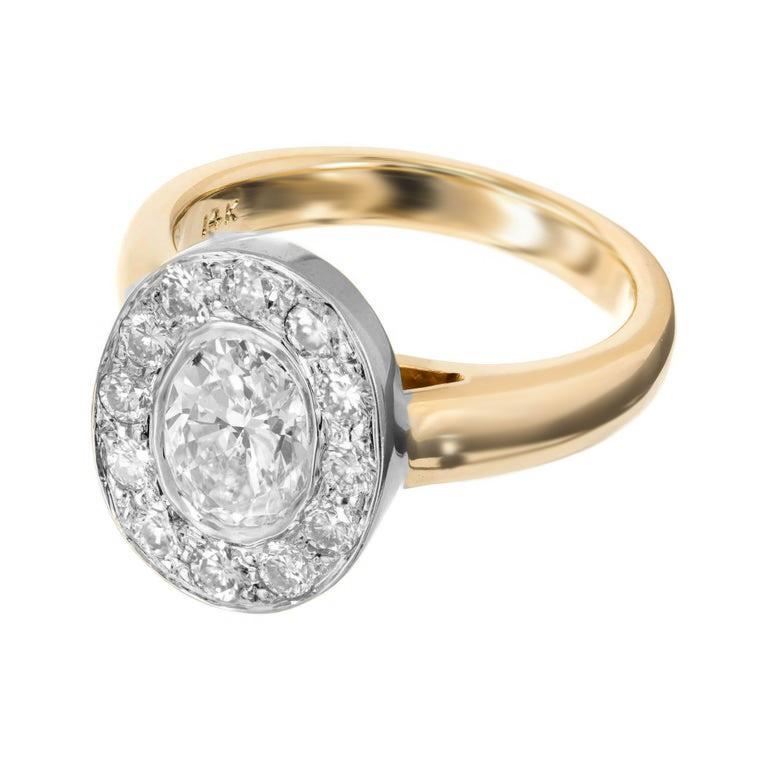 Taglio ovale Anello di fidanzamento con diamante ovale aureolato da 1,02 carati in oro in vendita