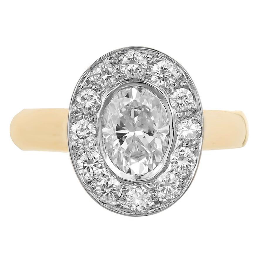 Anello di fidanzamento con diamante ovale aureolato in oro giallo massiccio 14k, con una parte superiore in oro bianco incastonata di diamanti bianchi lucidi a taglio pieno che circondano un diamante ovale taglio ideale da 1,02 carati. Una fede
