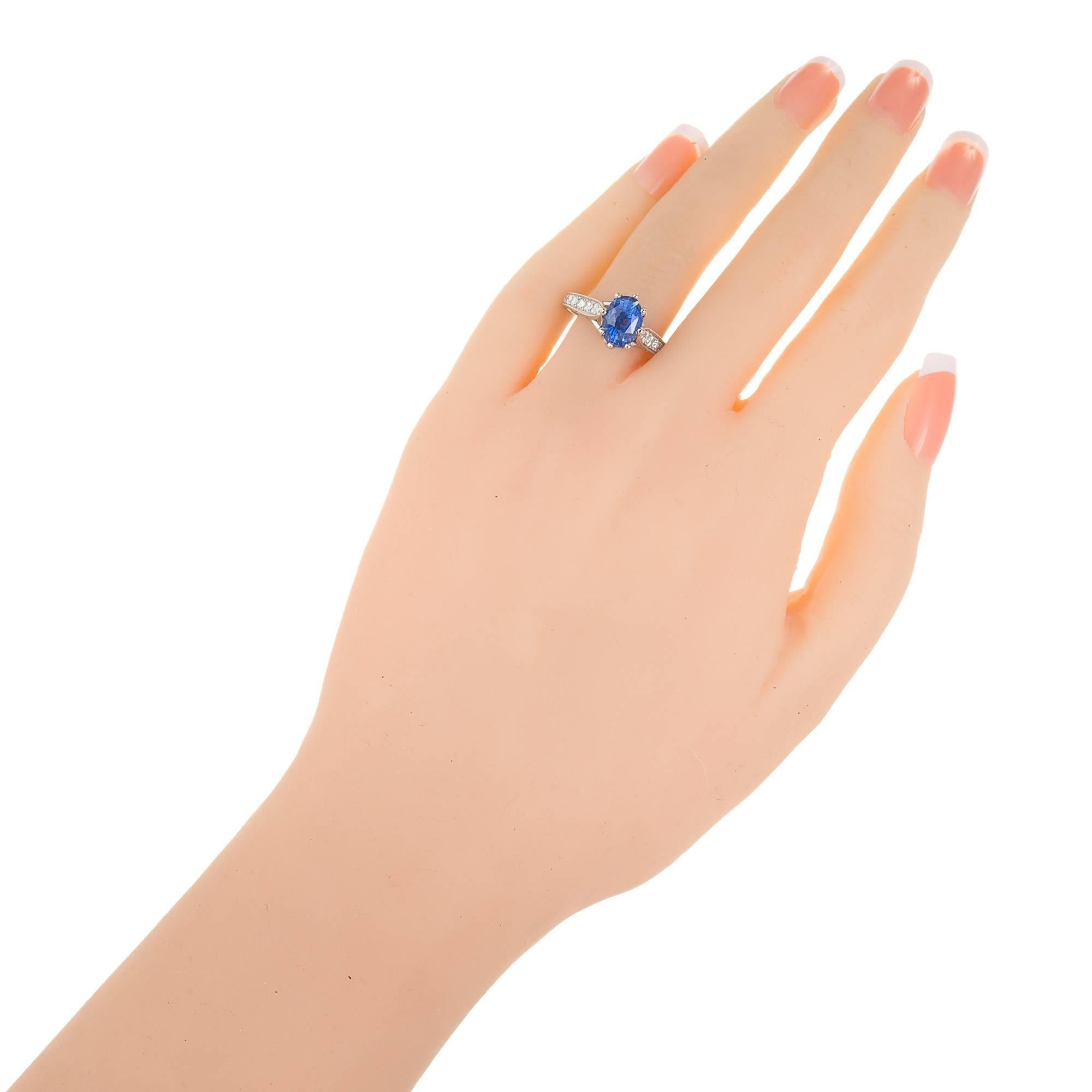 Taille ovale Peter Suchy Bague de fiançailles en platine avec saphir bleu tournesol de 2,91 carats et diamants en vente