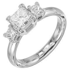 Anillo de compromiso de platino con tres piedras y un diamante de 1.12 quilates