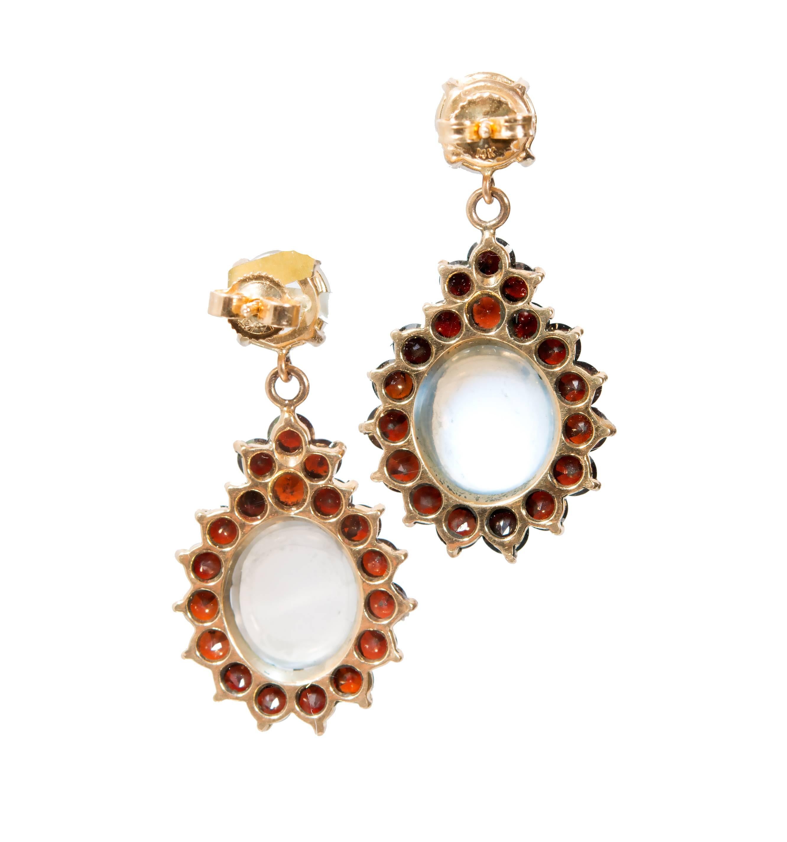 Taille ovale Pendants d'oreilles en or avec halo de grenats et pierres de lune en vente
