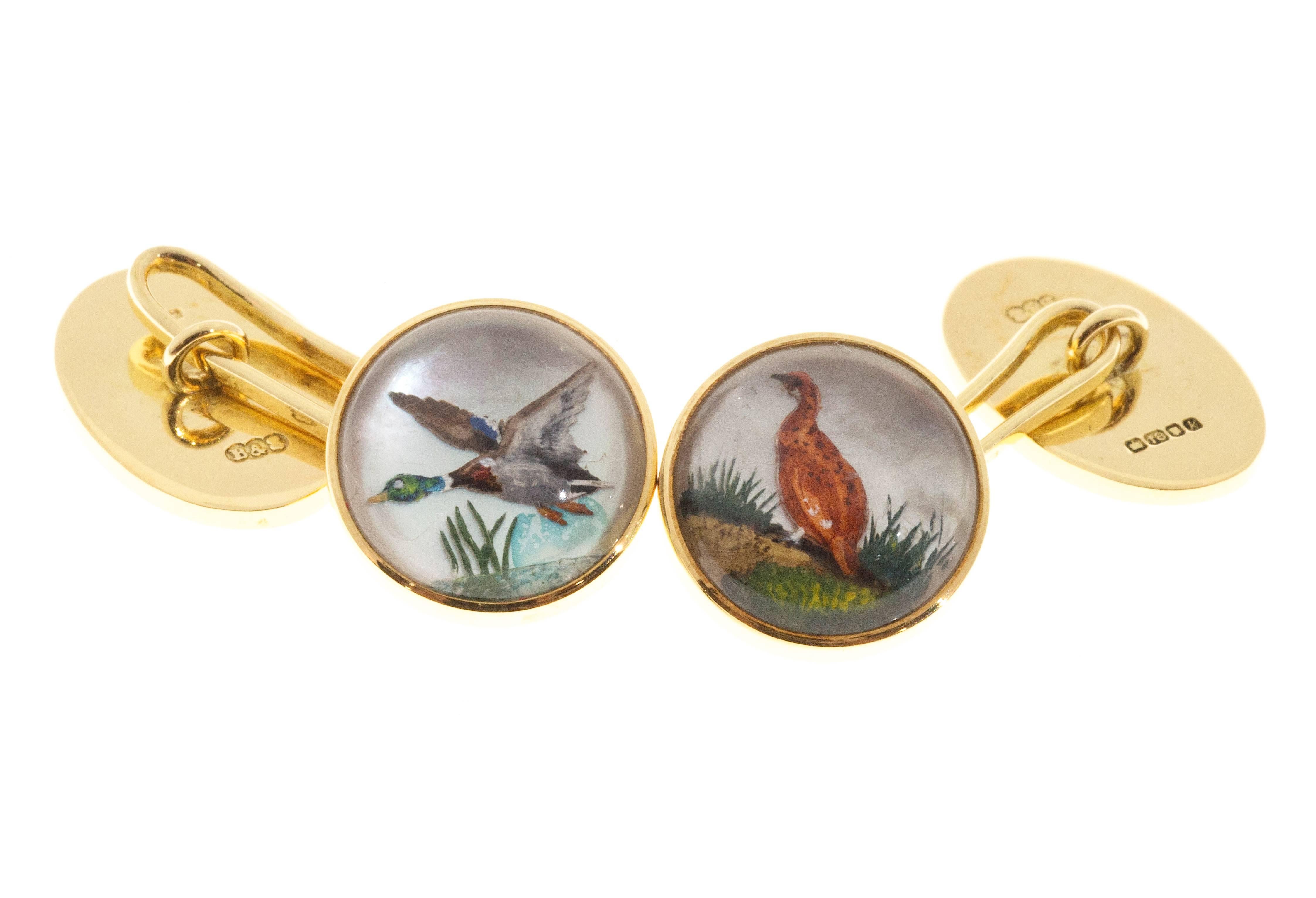 1950's Handmade 18k yellow B + S game bird cufflinks with removable plain oval links on one end. 

Round carved reverse Quartz game birds with Mother of Pearl backing
18k Yellow Gold
Stamped: 18k B + S English hallmarks
17.0 grams
Fronts: 5/8 inch
